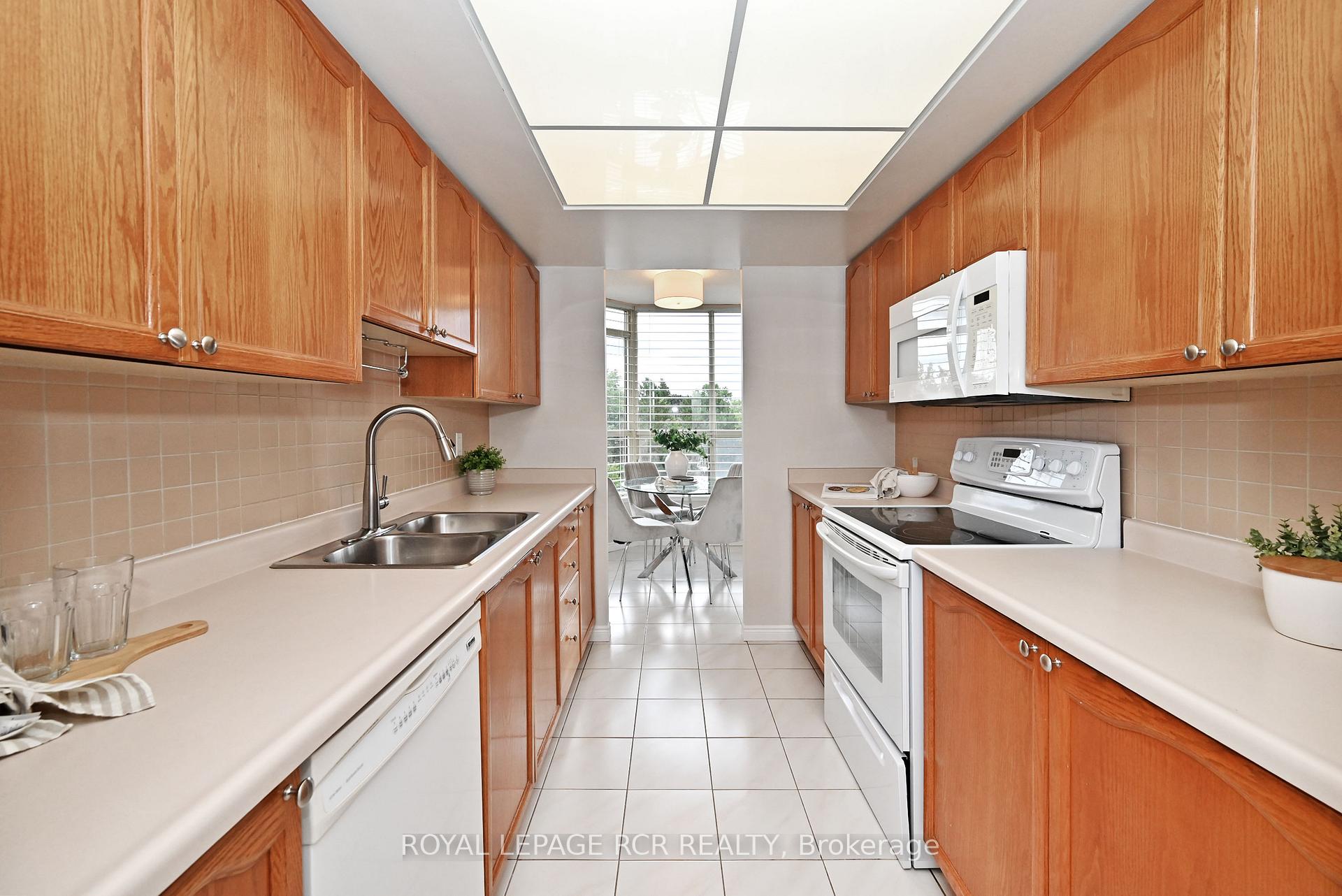 Photo 14 of Unit 311, 14924 Yonge Street, Aurora, Aurora Highlands — HOMEH