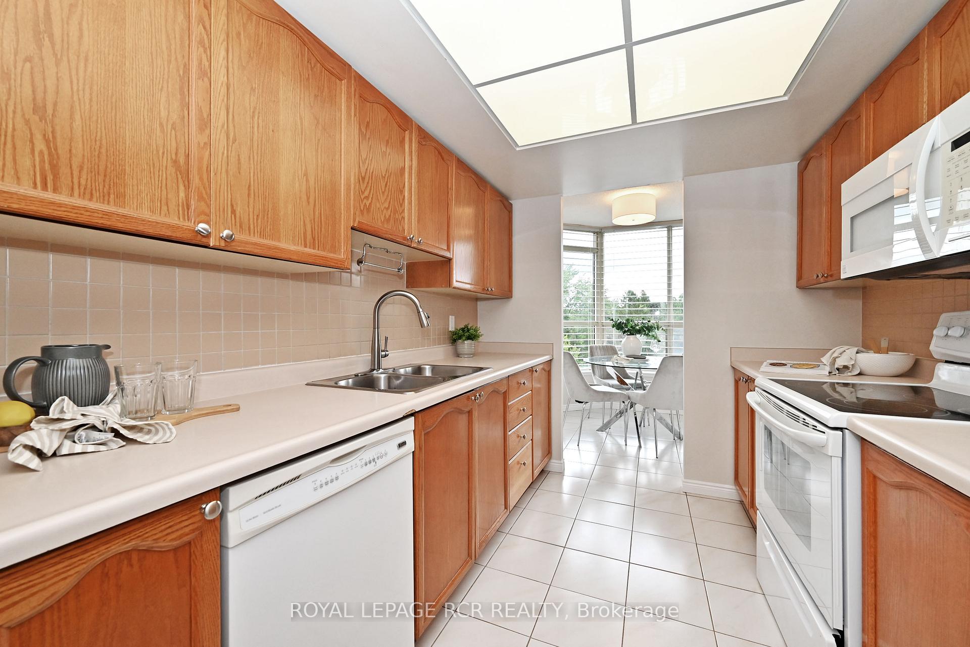 Photo 15 of Unit 311, 14924 Yonge Street, Aurora, Aurora Highlands — HOMEH
