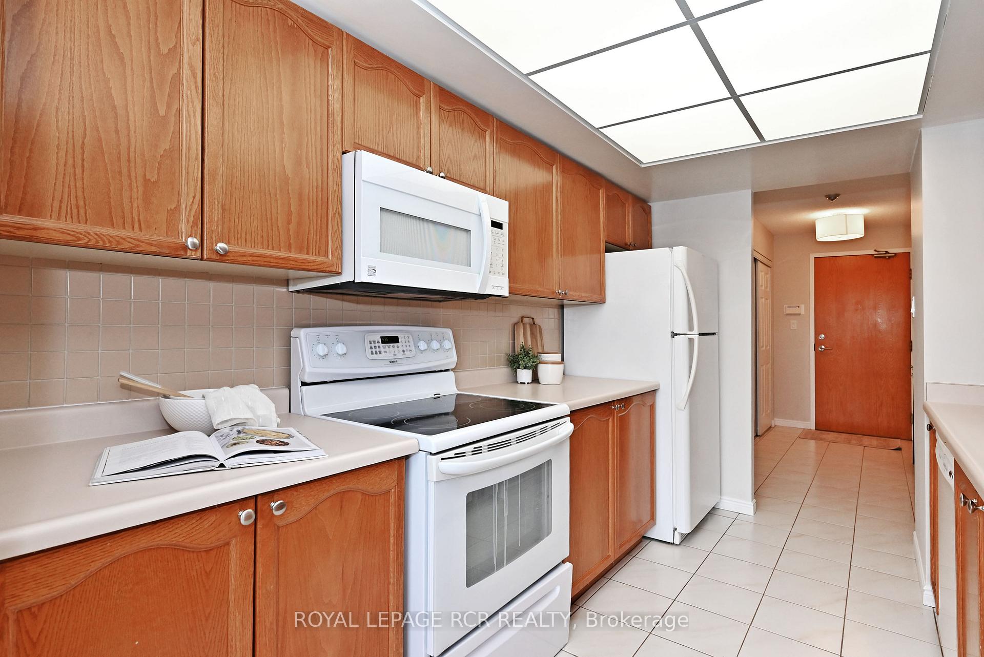 Photo 16 of Unit 311, 14924 Yonge Street, Aurora, Aurora Highlands — HOMEH