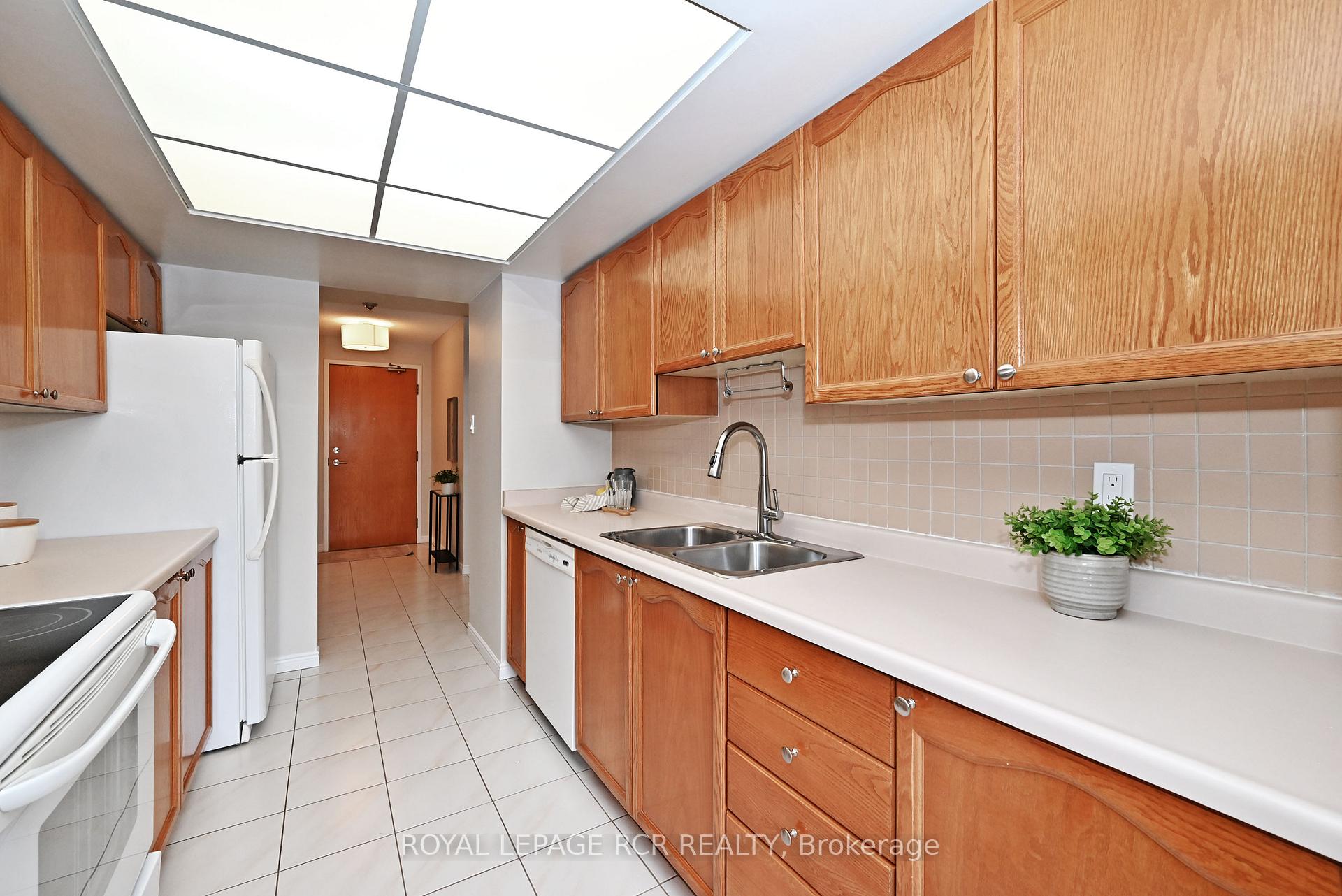 Photo 17 of Unit 311, 14924 Yonge Street, Aurora, Aurora Highlands — HOMEH