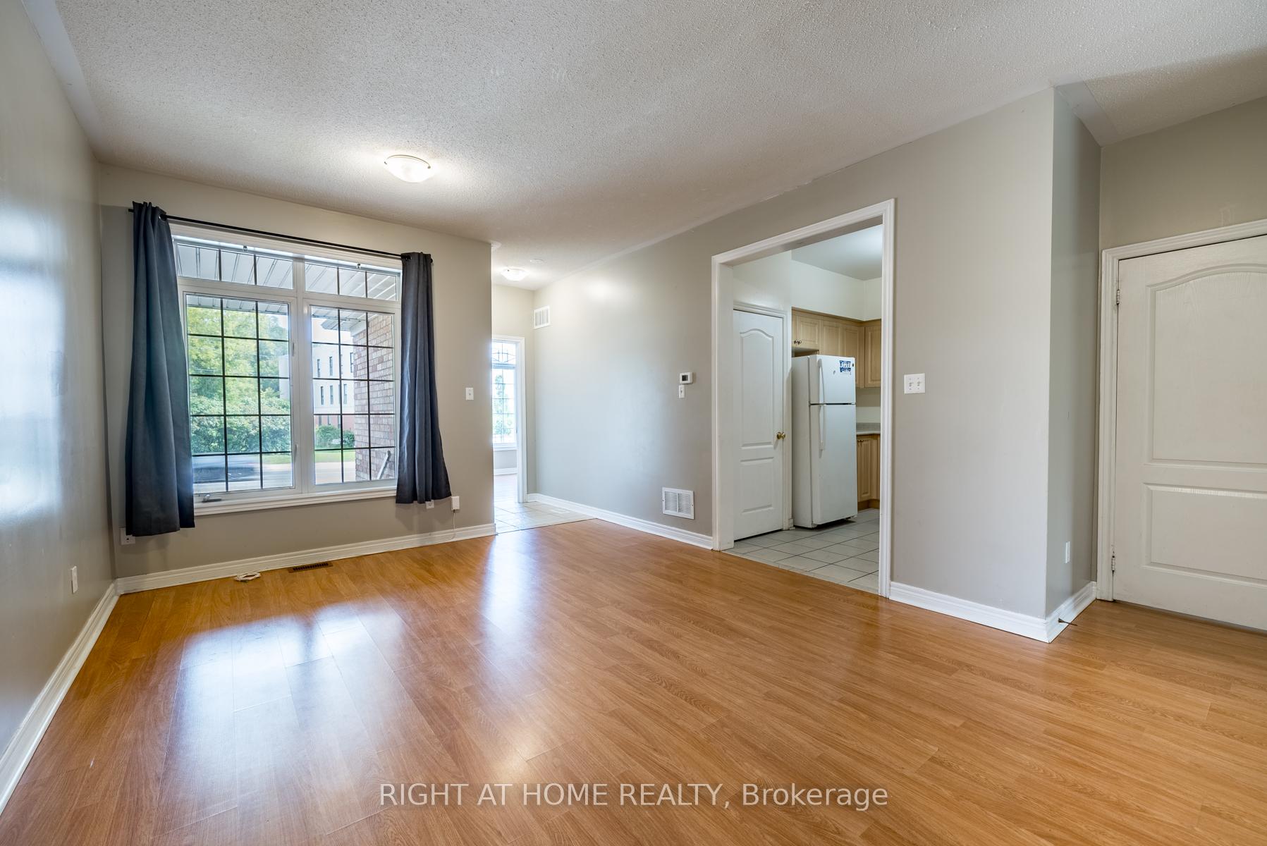 Photo 4 of Unit 20, 19 Niagara Drive, Oshawa, Samac — HOMEH