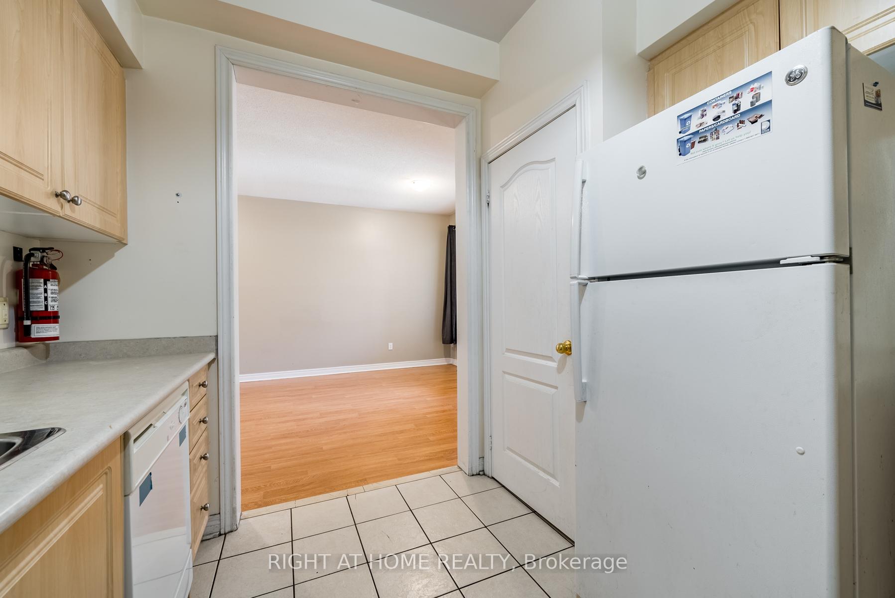 Photo 7 of Unit 20, 19 Niagara Drive, Oshawa, Samac — HOMEH