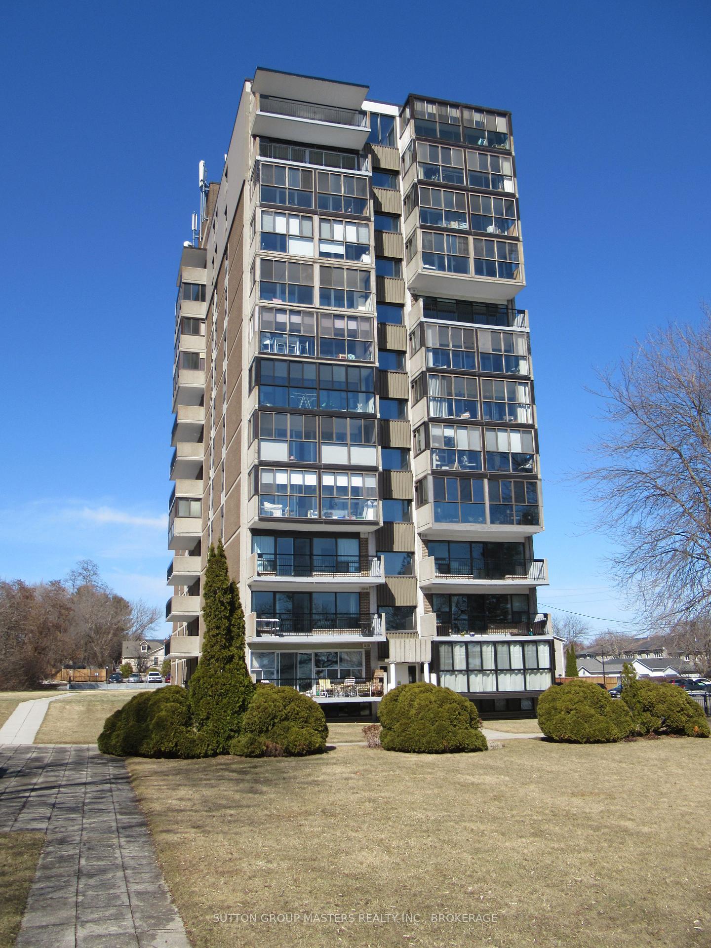 Front of Unit 401, 2 Mowat Avenue