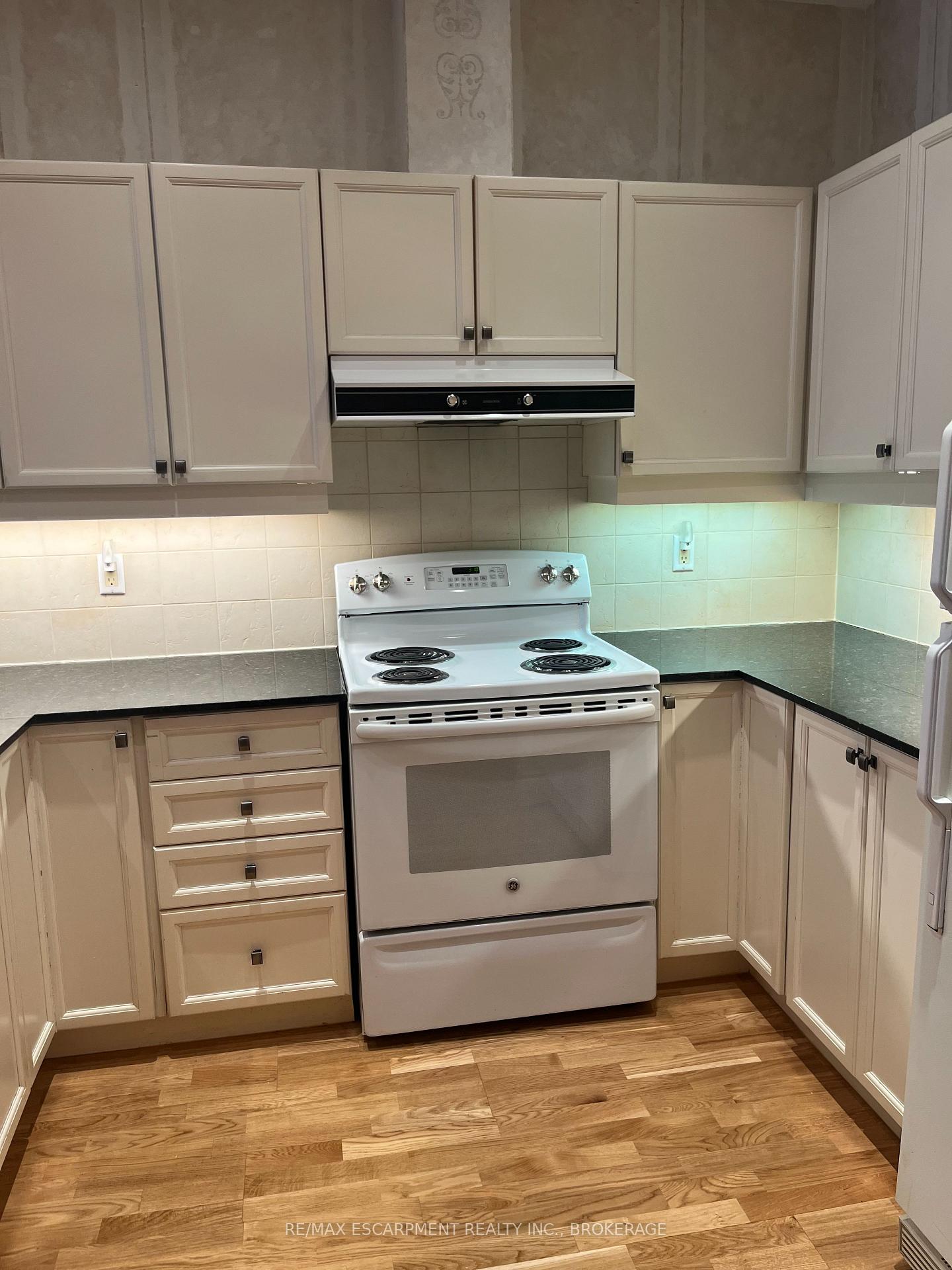 Photo 9 of Unit 419, 1 Leaside Park Drive, Toronto, Thorncliffe Park — HOMEH
