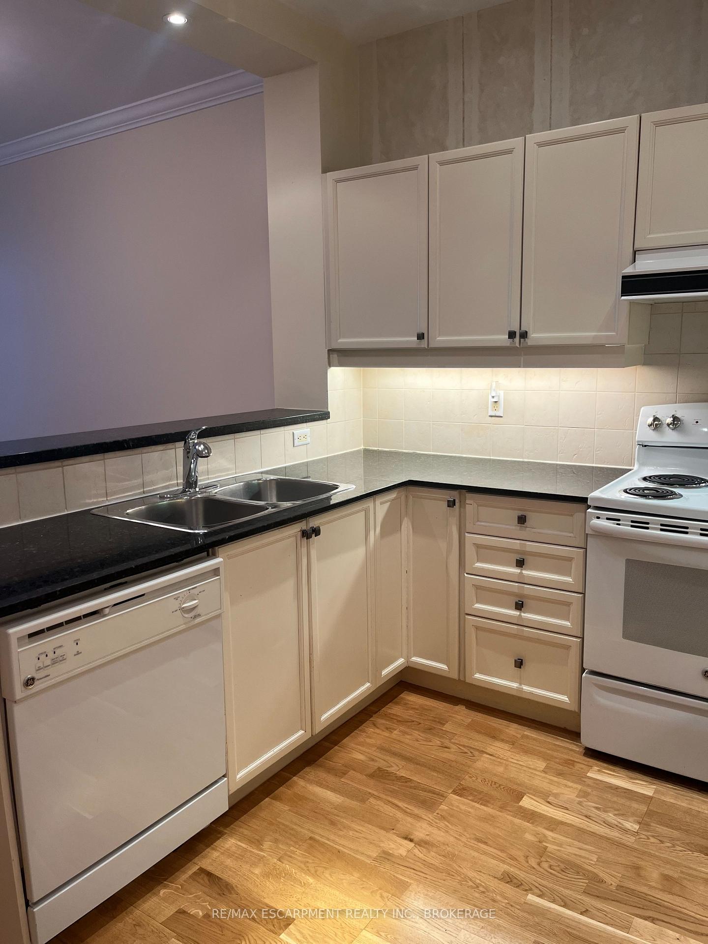 Photo 10 of Unit 419, 1 Leaside Park Drive, Toronto, Thorncliffe Park — HOMEH