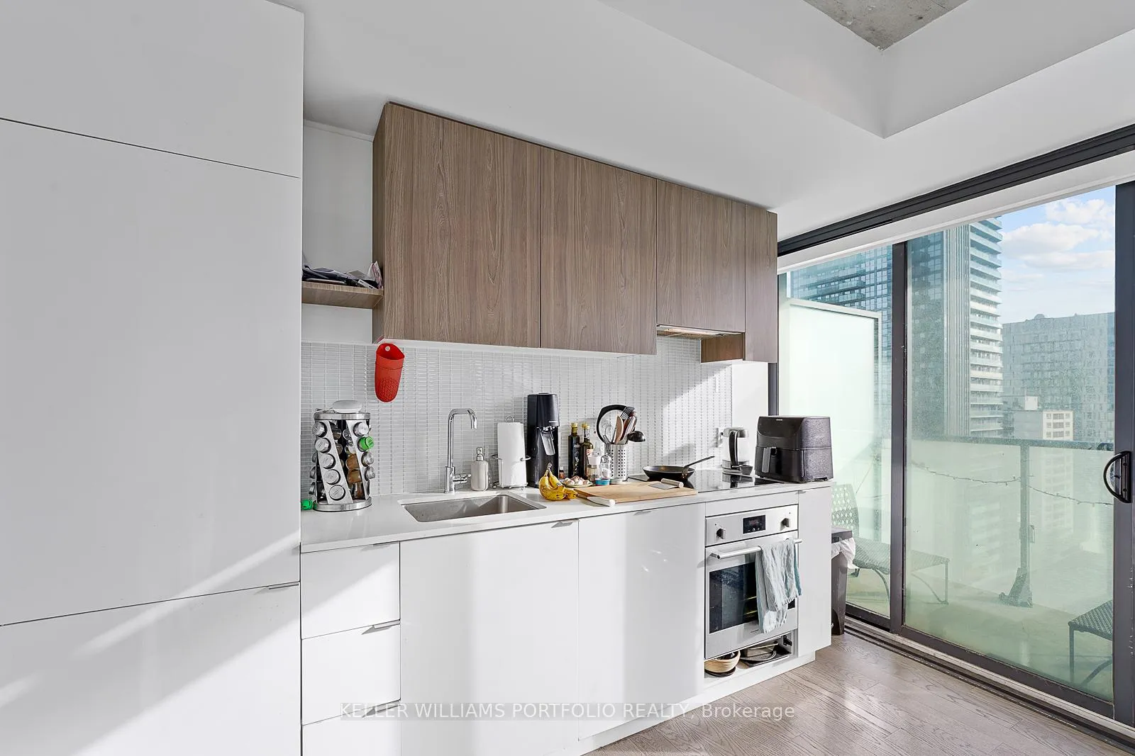 Photo 8 of Unit 1512, 161 Roehampton Avenue, Toronto, Mount Pleasant West — HOMEH