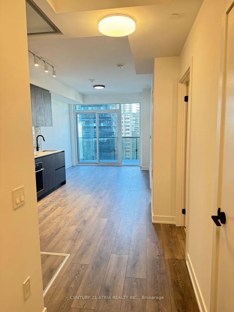Photo 1 of Unit 807, 117 Broadway Avenue, Toronto, Mount Pleasant West — HOMEH