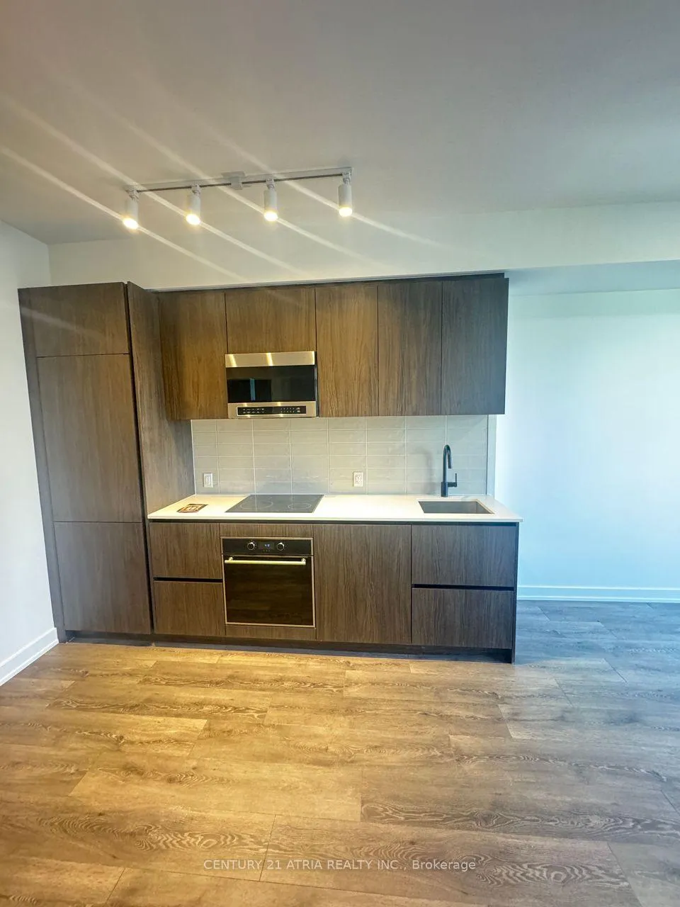 Photo 2 of Unit 807, 117 Broadway Avenue, Toronto, Mount Pleasant West — HOMEH