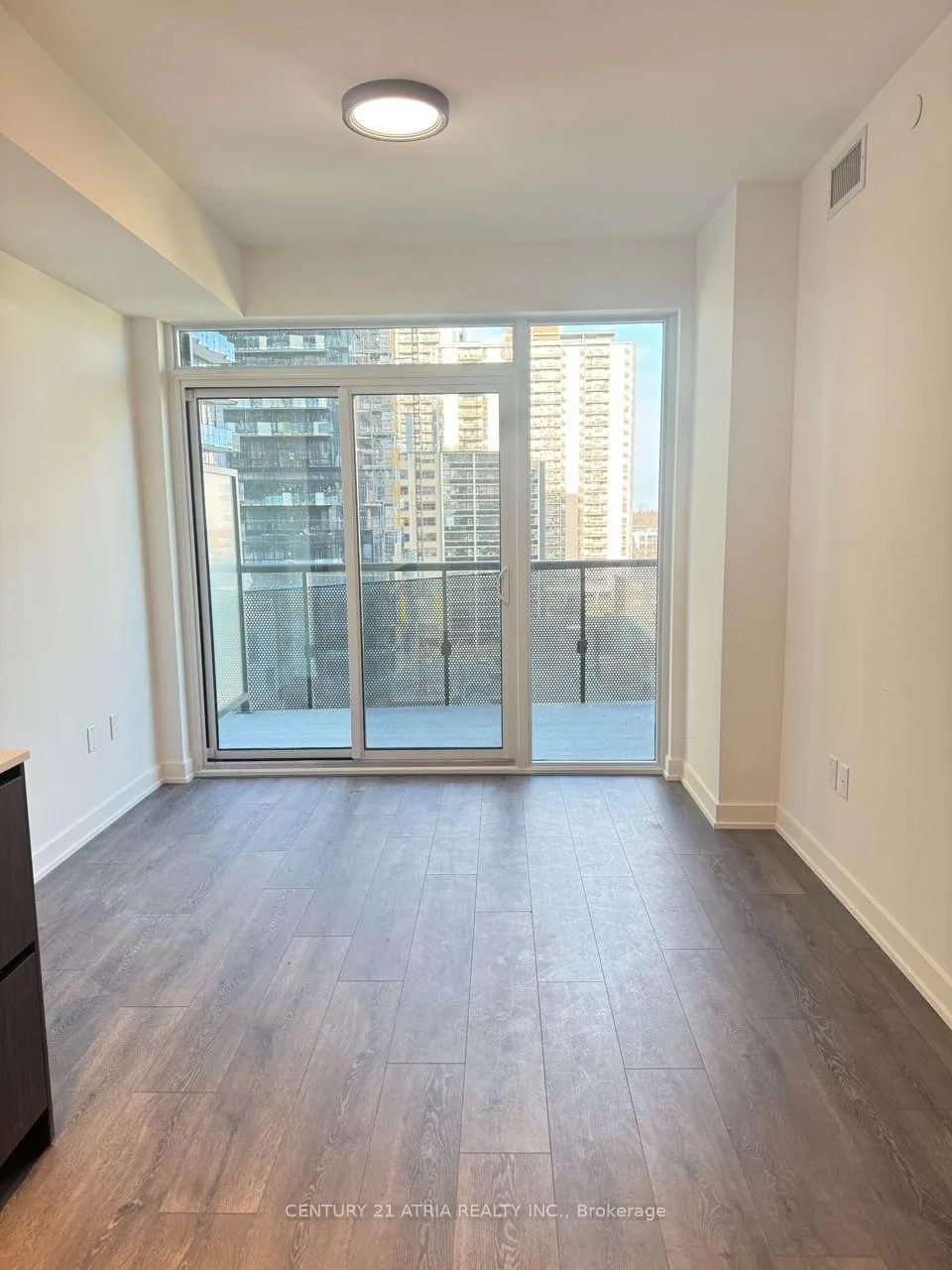 Photo 3 of Unit 807, 117 Broadway Avenue, Toronto, Mount Pleasant West — HOMEH
