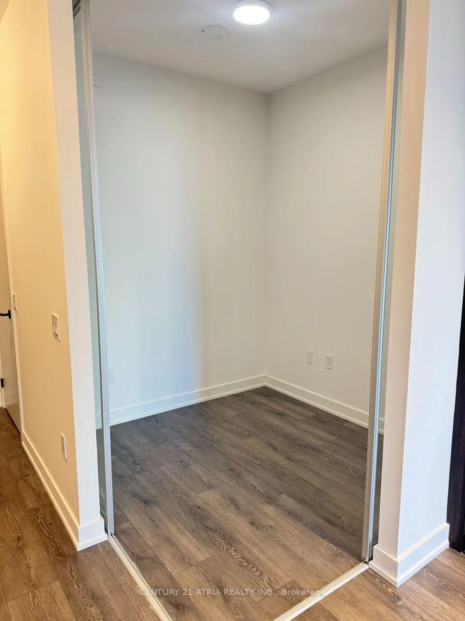 Photo 4 of Unit 807, 117 Broadway Avenue, Toronto, Mount Pleasant West — HOMEH