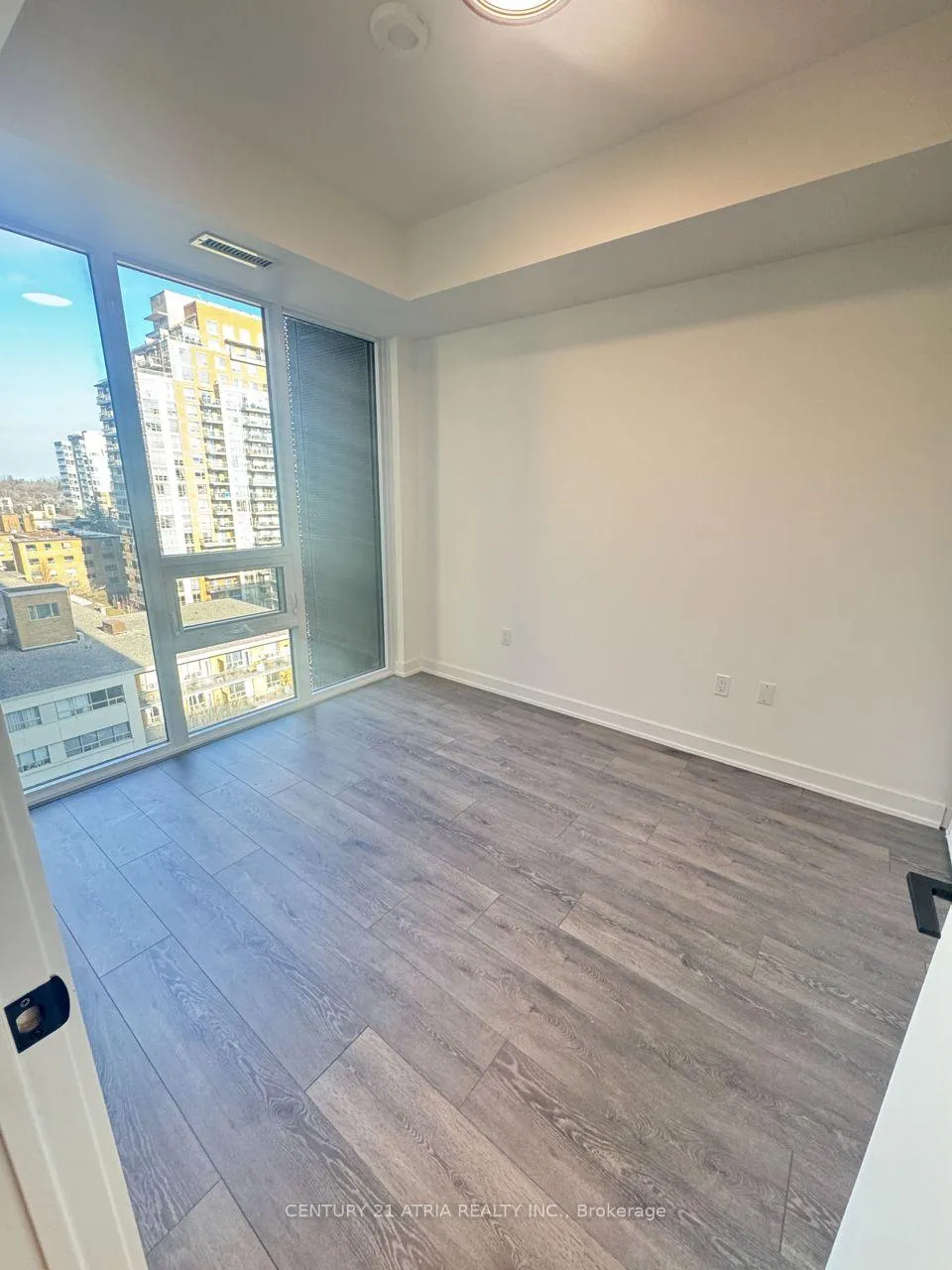 Photo 6 of Unit 807, 117 Broadway Avenue, Toronto, Mount Pleasant West — HOMEH