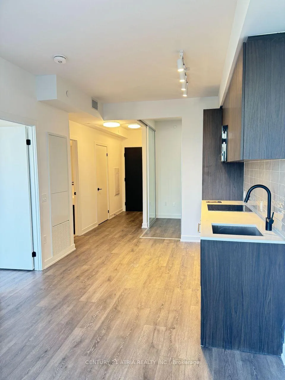 Photo 7 of Unit 807, 117 Broadway Avenue, Toronto, Mount Pleasant West — HOMEH