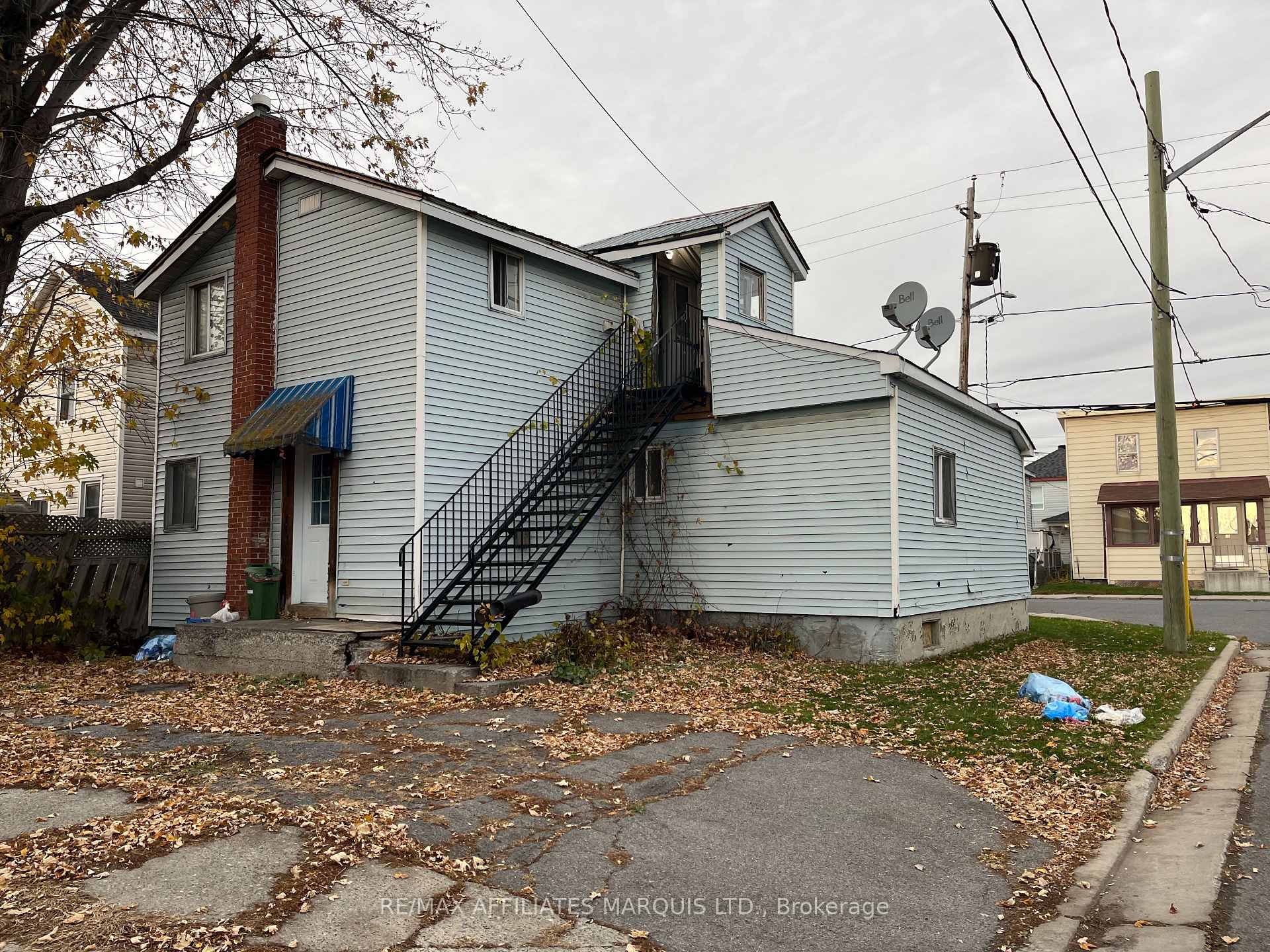 Front of 4-8-10-15 Lennox Lane W