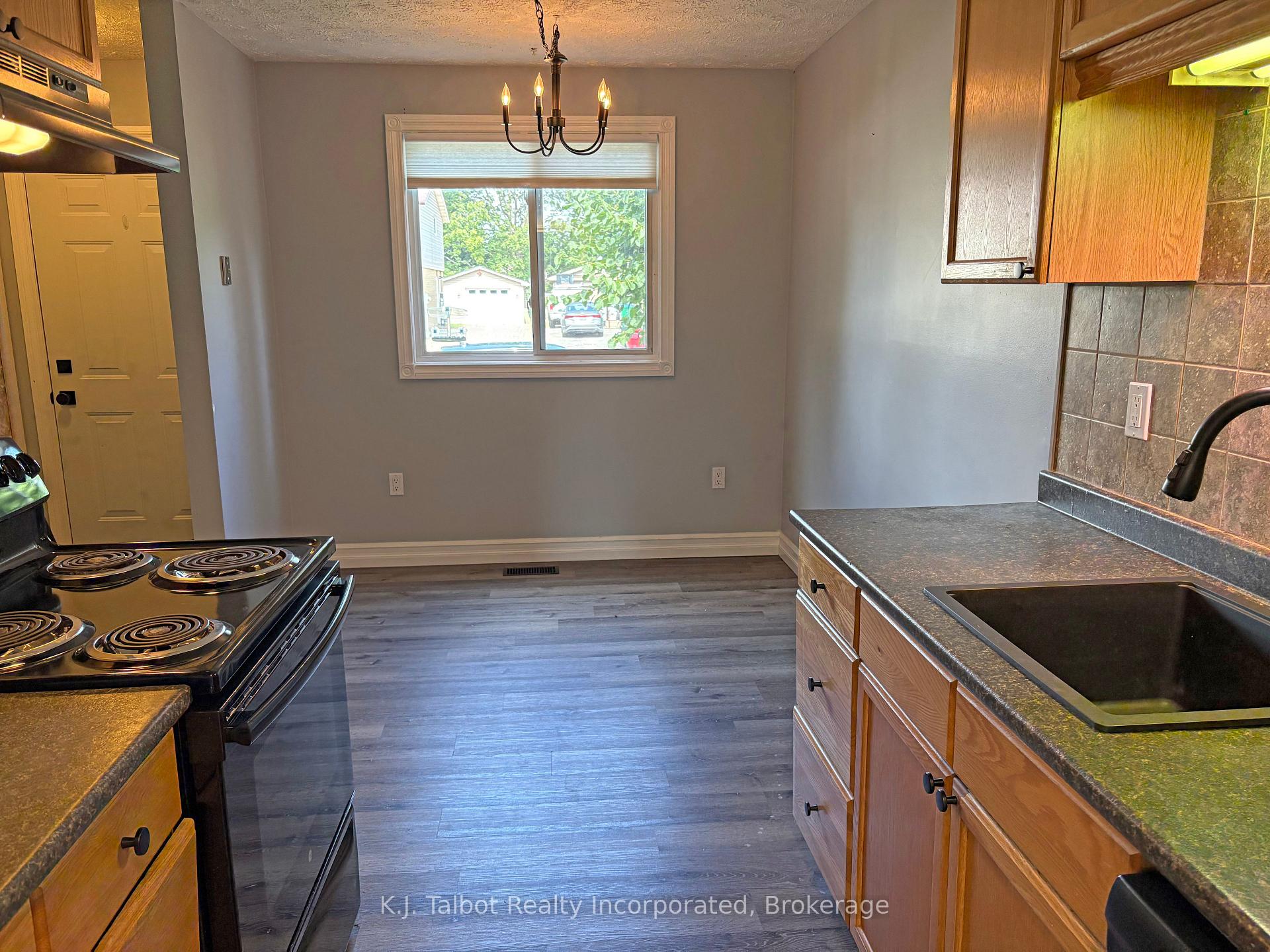Photo 3 of 118 Bennett Street E, Goderich, Goderich (Town) — HOMEH