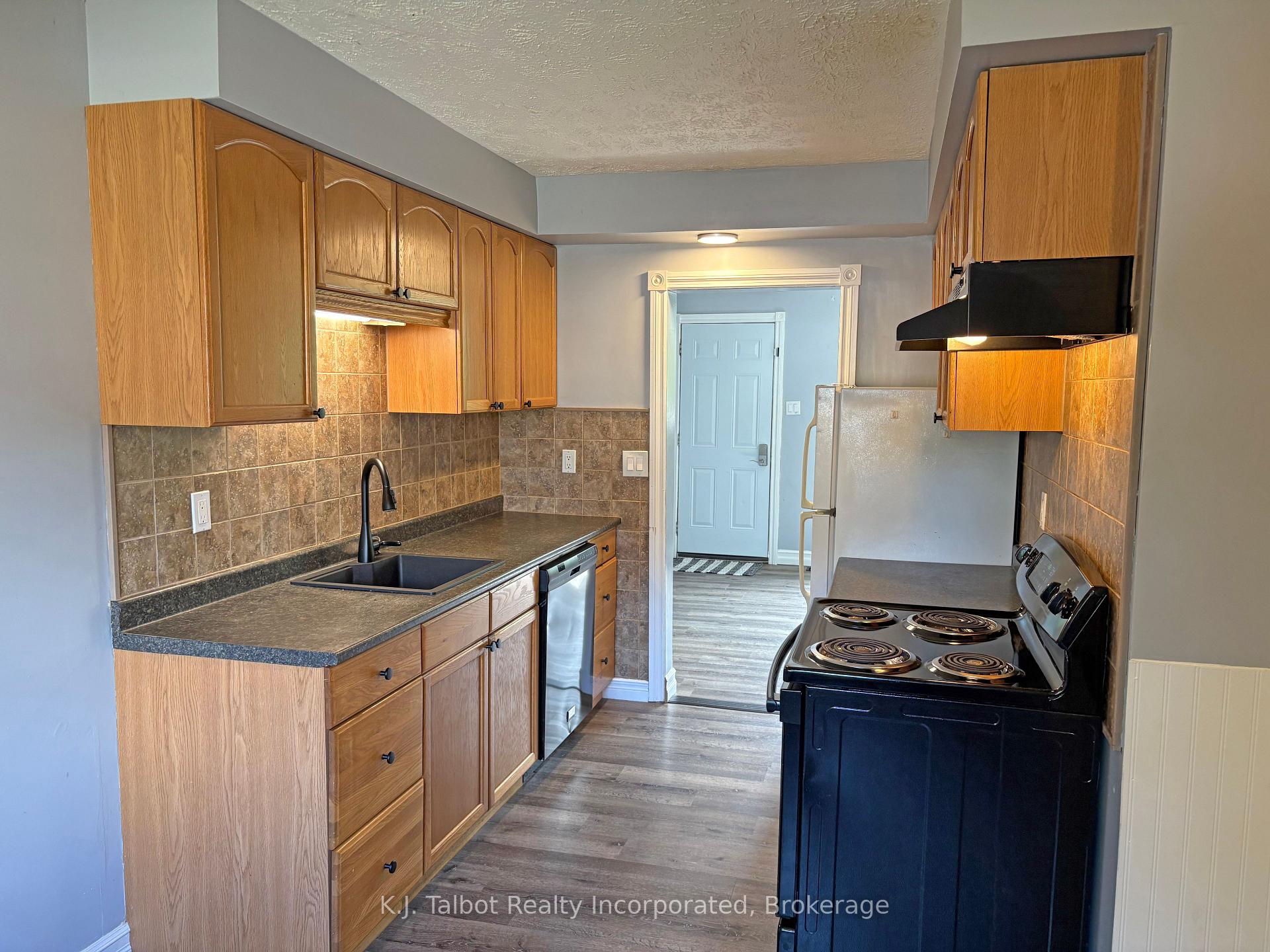 Photo 4 of 118 Bennett Street E, Goderich, Goderich (Town) — HOMEH