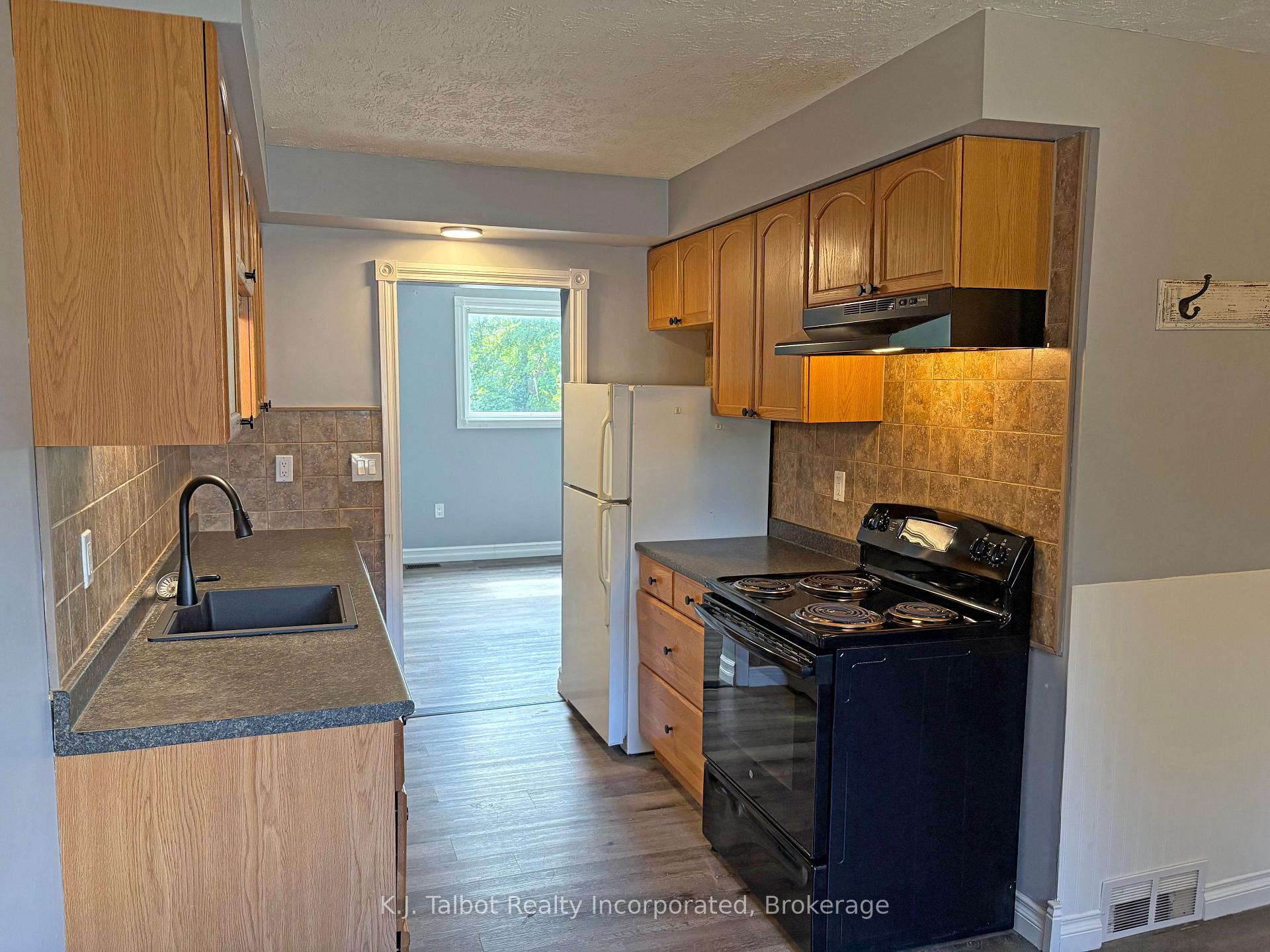 Photo 5 of 118 Bennett Street E, Goderich, Goderich (Town) — HOMEH