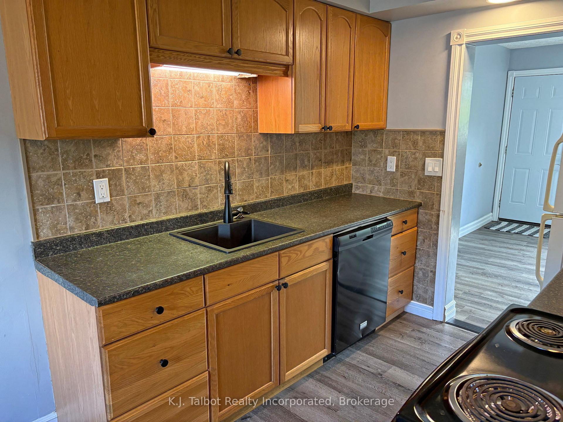 Photo 6 of 118 Bennett Street E, Goderich, Goderich (Town) — HOMEH