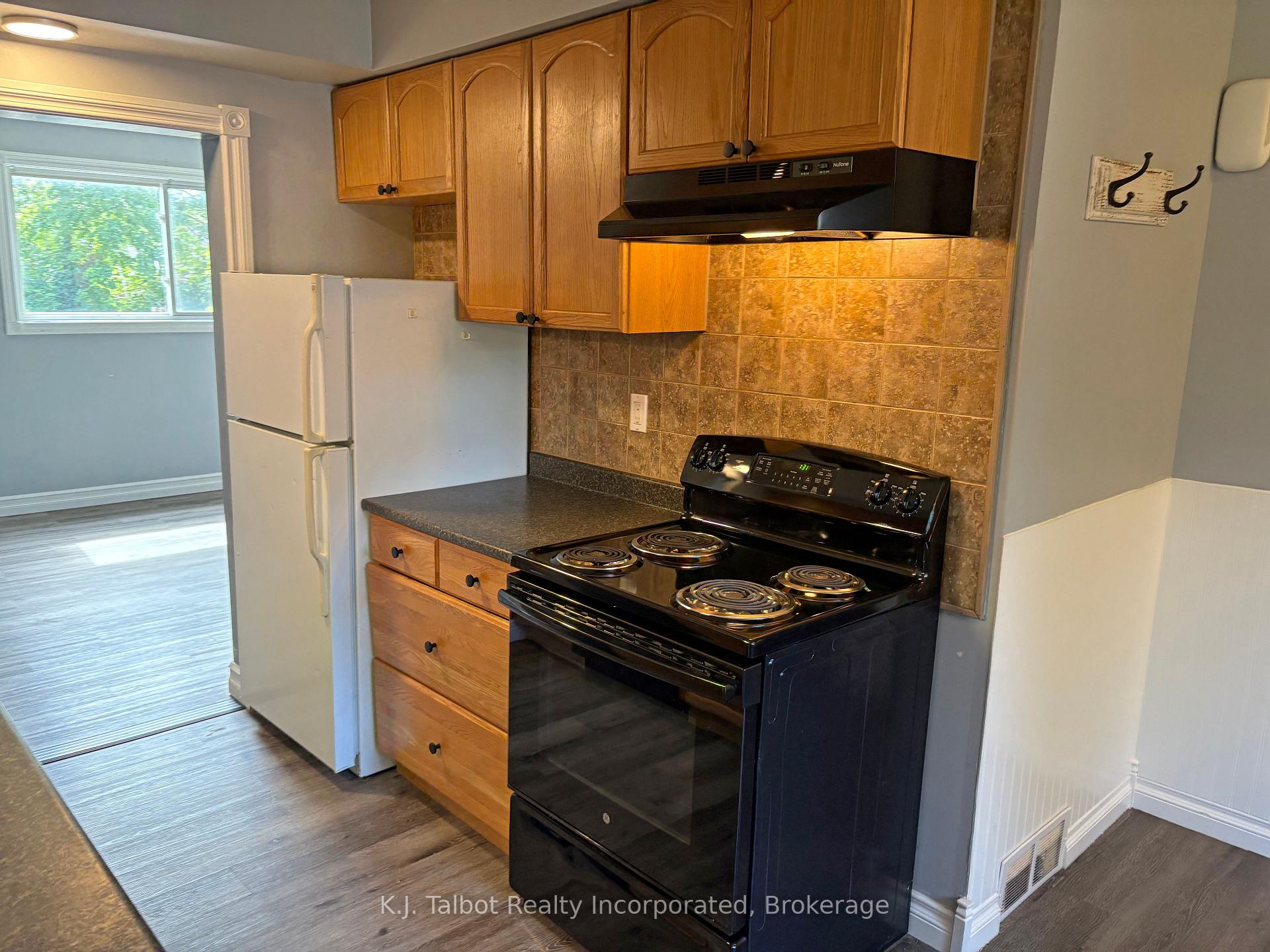 Photo 7 of 118 Bennett Street E, Goderich, Goderich (Town) — HOMEH