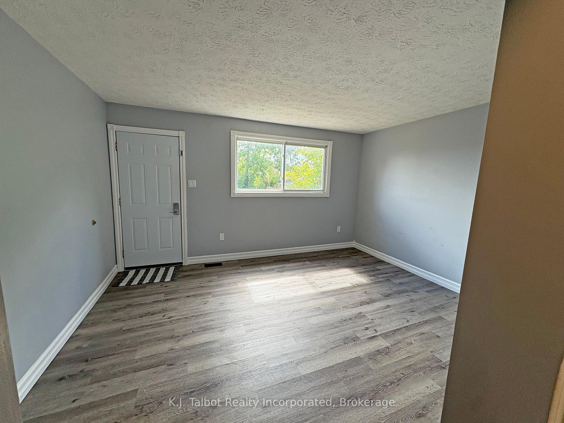 Photo 9 of 118 Bennett Street E, Goderich, Goderich (Town) — HOMEH