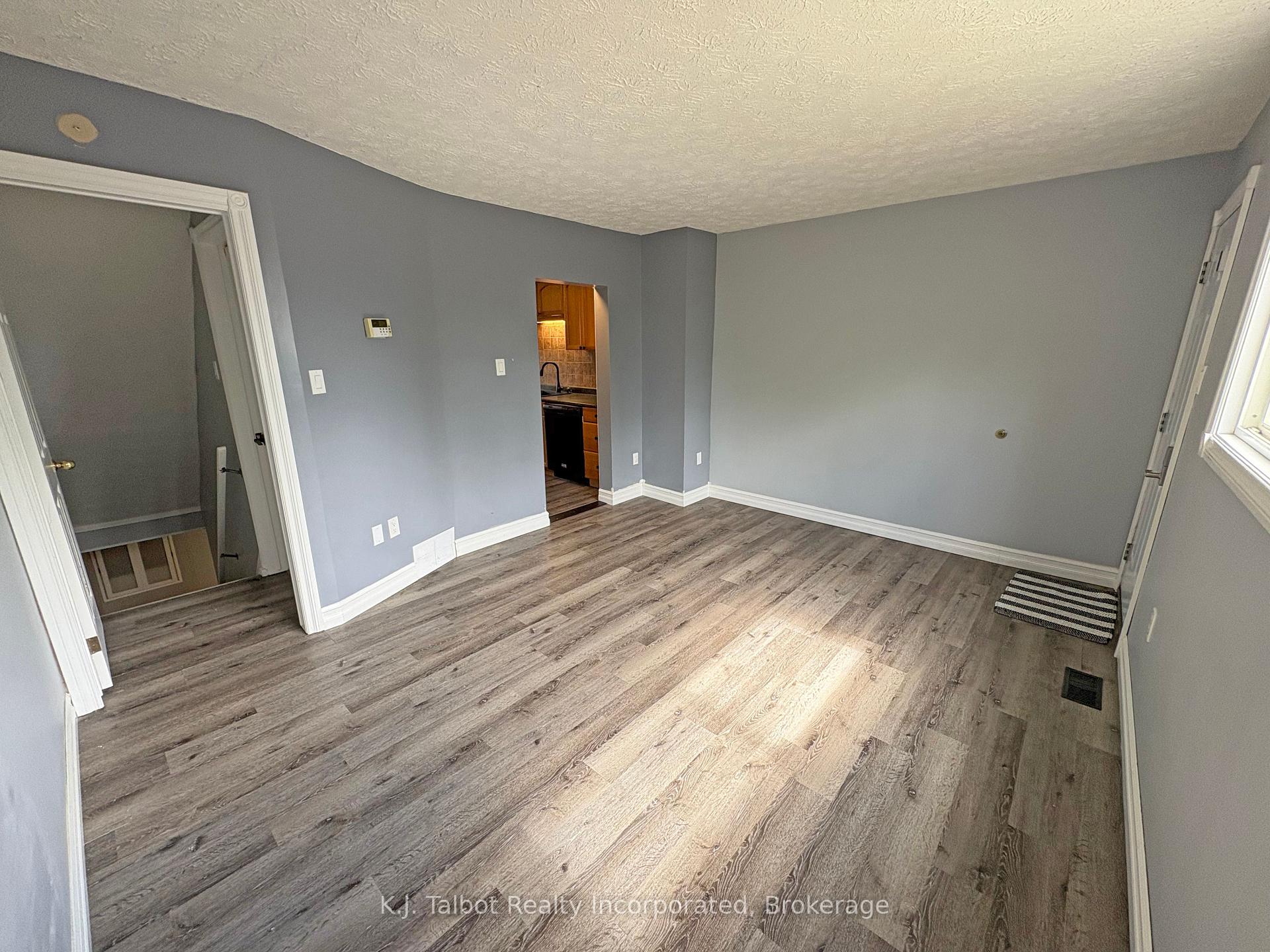 Photo 11 of 118 Bennett Street E, Goderich, Goderich (Town) — HOMEH