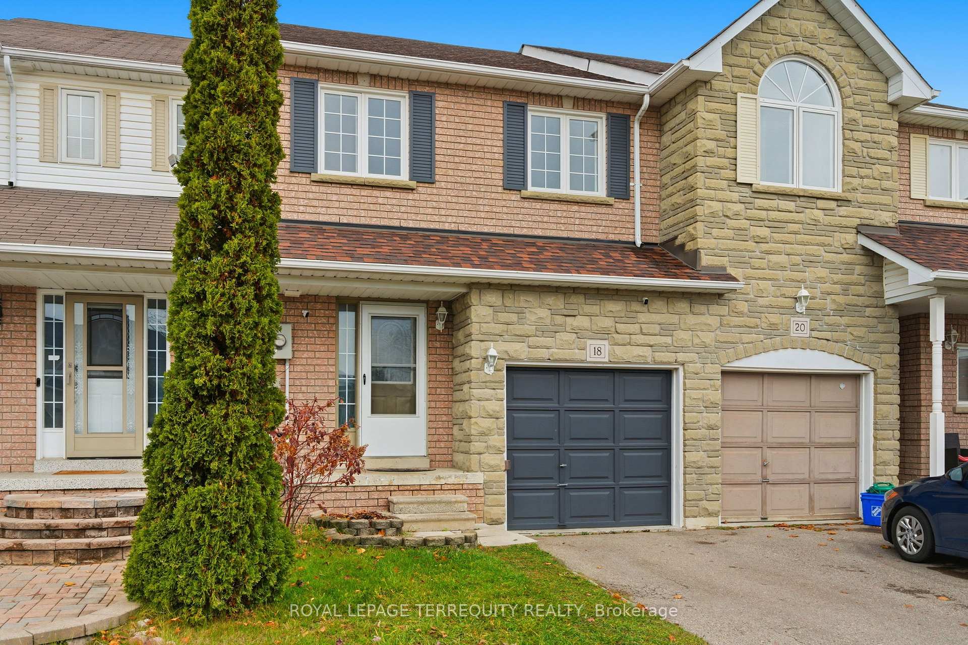 Photo 2 of 18 Wade Square, Clarington, Courtice — HOMEH