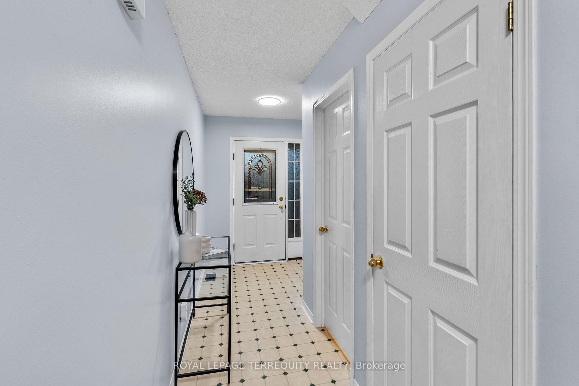 Photo 4 of 18 Wade Square, Clarington, Courtice — HOMEH