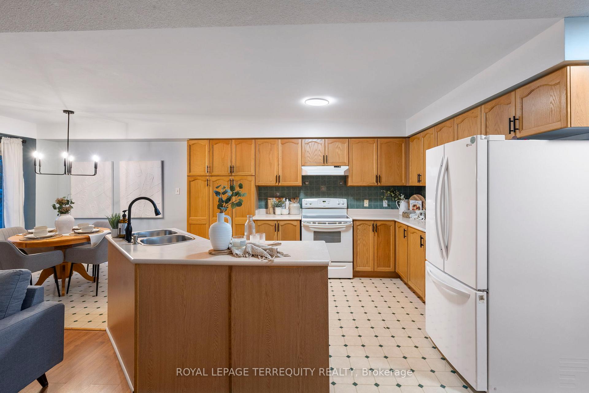Photo 9 of 18 Wade Square, Clarington, Courtice — HOMEH