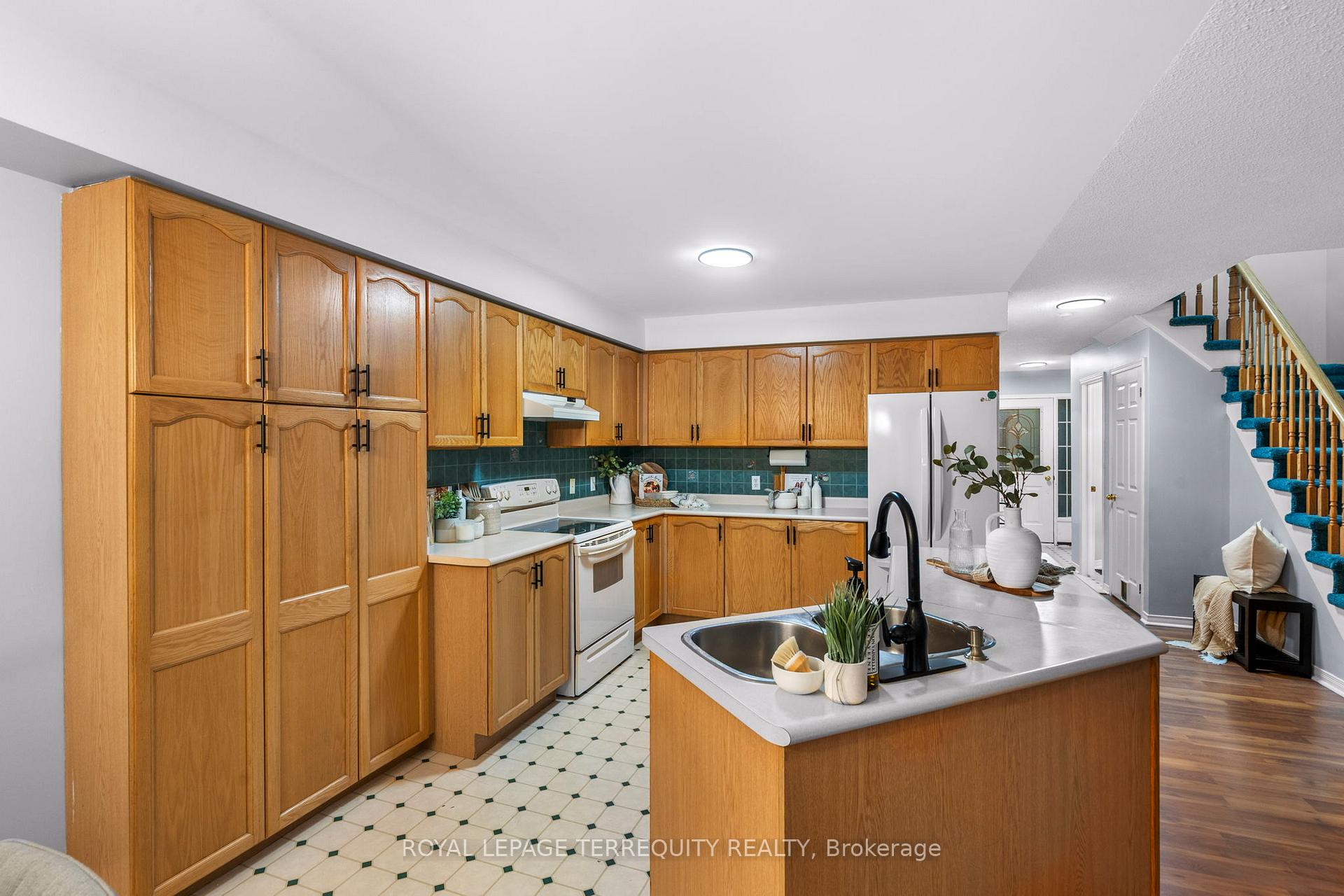 Photo 10 of 18 Wade Square, Clarington, Courtice — HOMEH