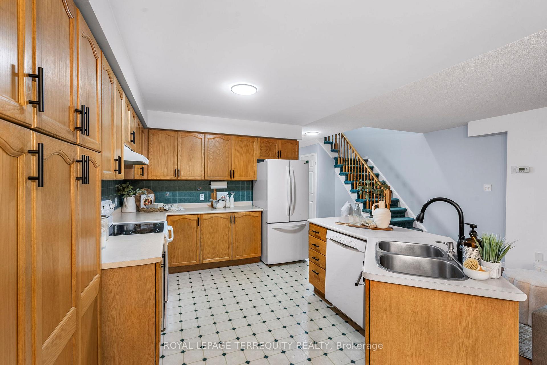 Photo 11 of 18 Wade Square, Clarington, Courtice — HOMEH