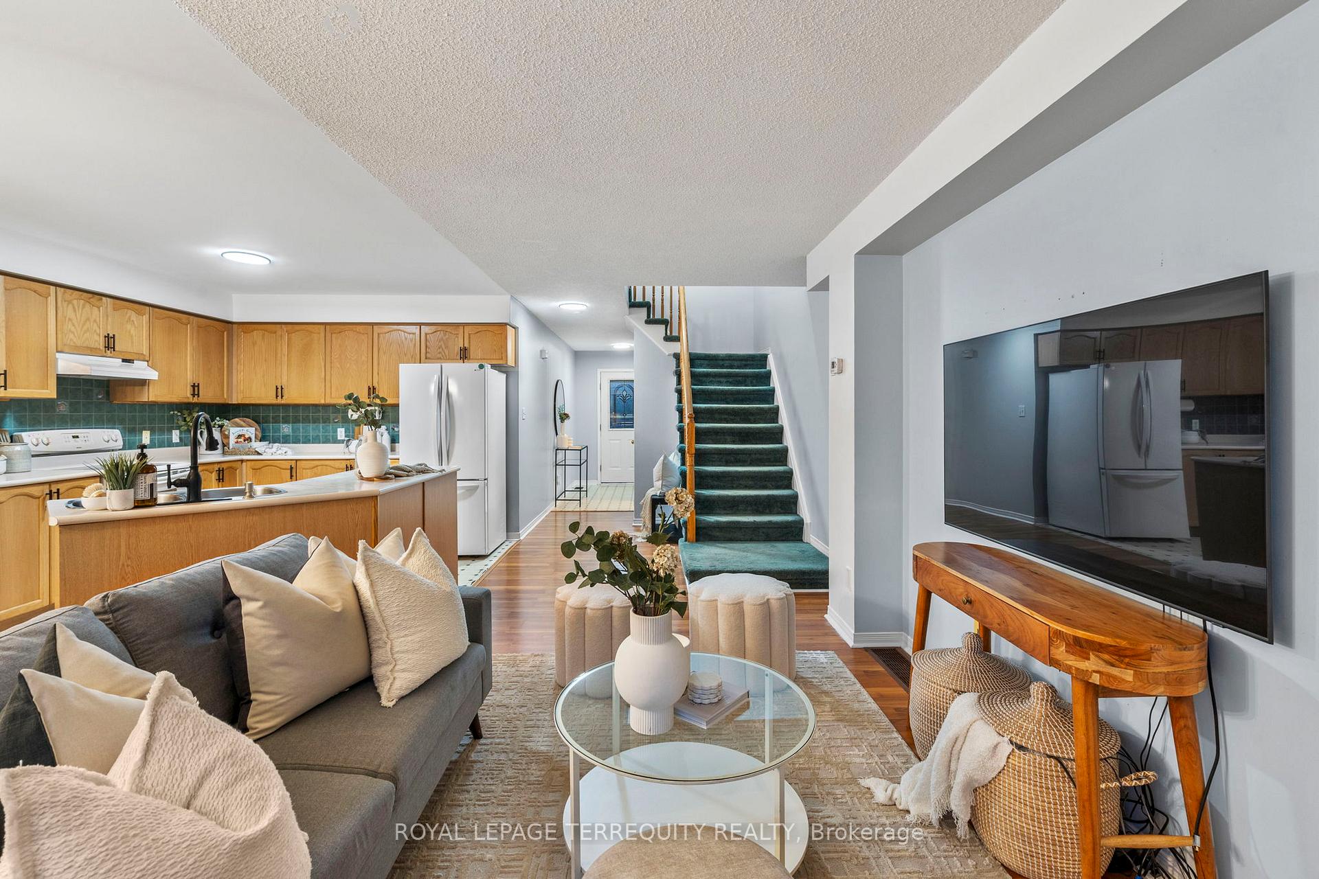 Photo 14 of 18 Wade Square, Clarington, Courtice — HOMEH