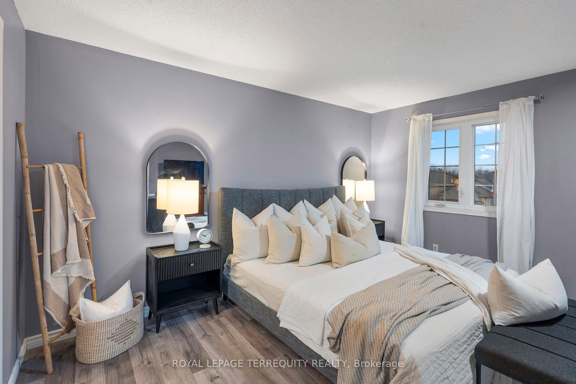 Photo 19 of 18 Wade Square, Clarington, Courtice — HOMEH