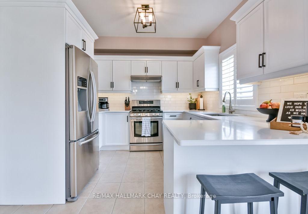 Photo 9 of 6 Serena Lane, Barrie, Painswick South — HOMEH