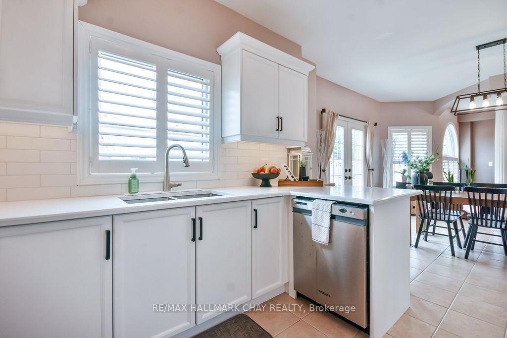 Photo 10 of 6 Serena Lane, Barrie, Painswick South — HOMEH
