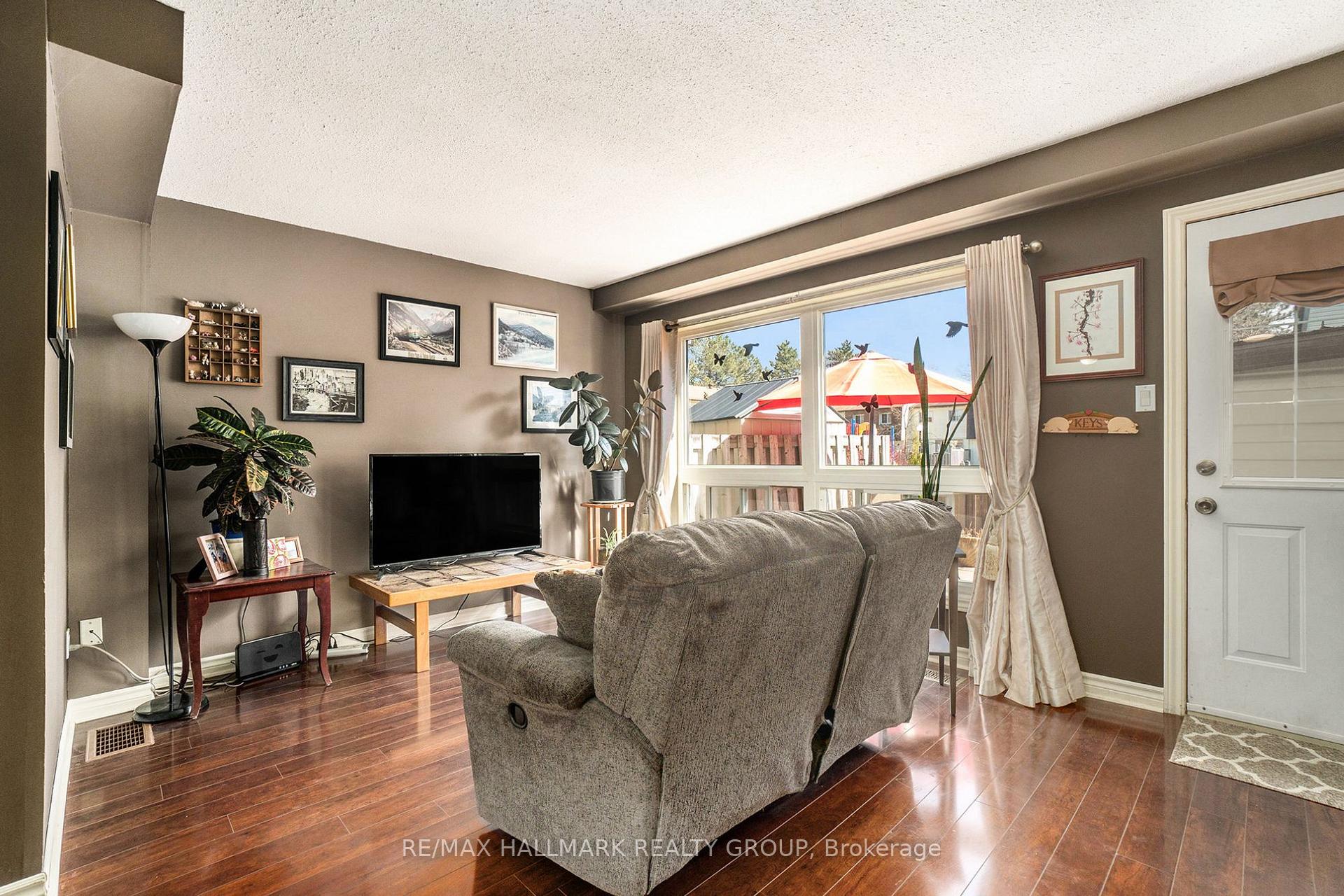 Photo 4 of Unit D, 27 Sonnet Crescent, Ottawa, Westcliffe Estates — HOMEH