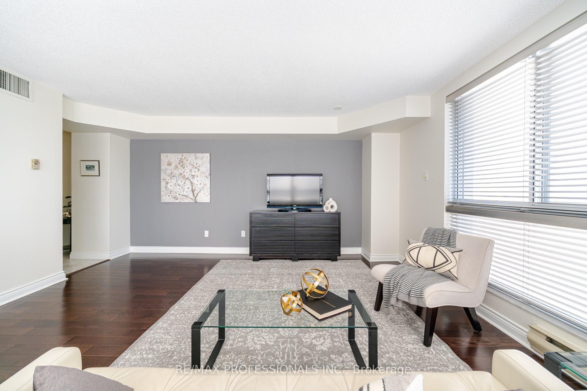 Photo 6 of Unit 301, 7 Broadway Avenue, Toronto, Mount Pleasant West — HOMEH