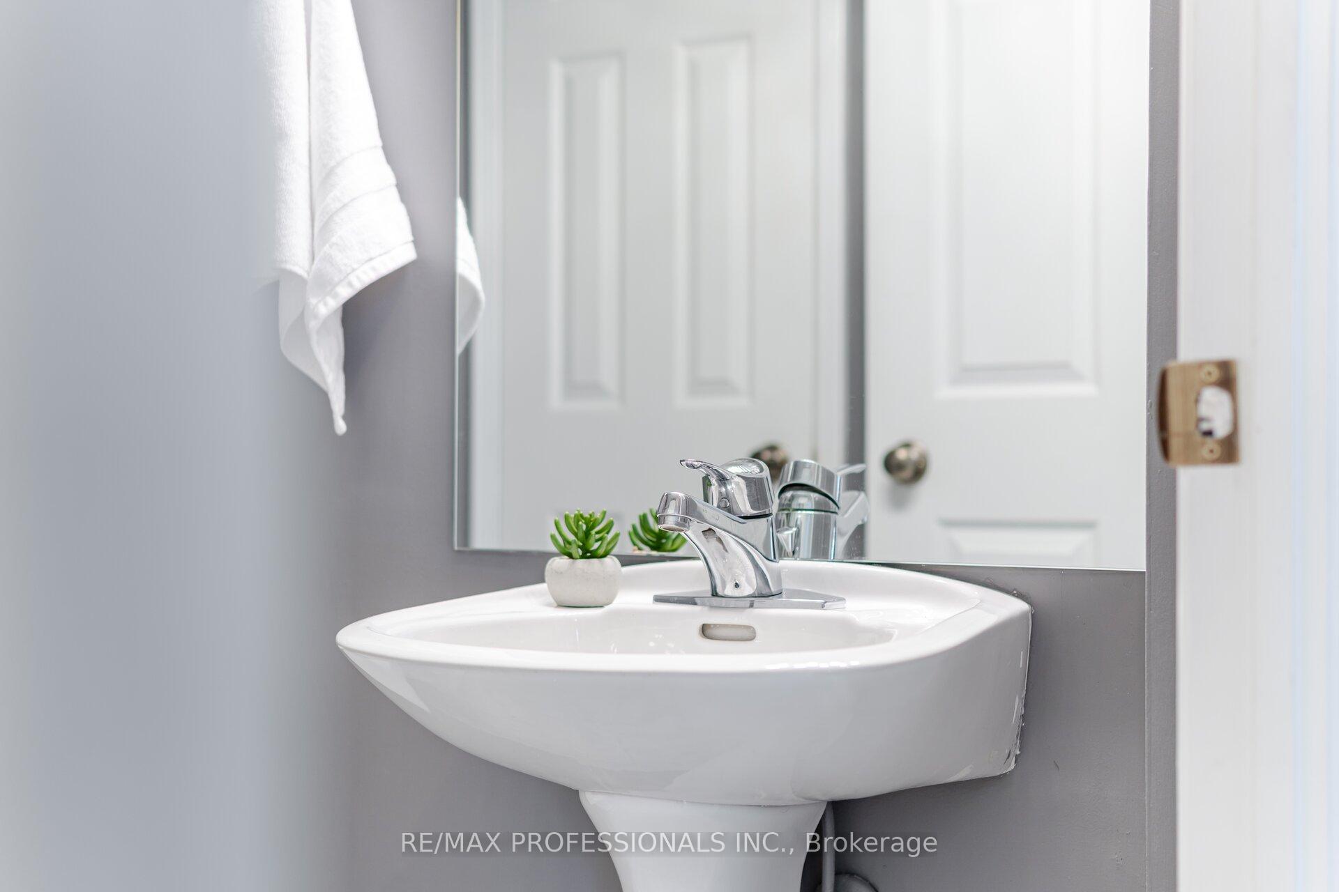 Photo 7 of Unit 301, 7 Broadway Avenue, Toronto, Mount Pleasant West — HOMEH