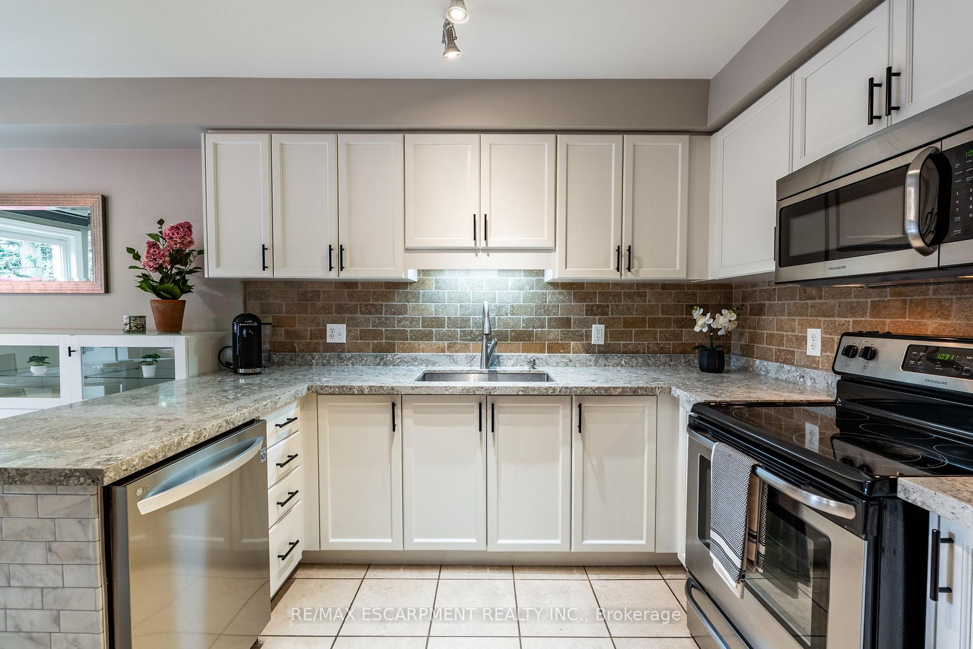 Photo 18 of Unit 6, 1461 Upper Gage Avenue, Hamilton, Templemead — HOMEH
