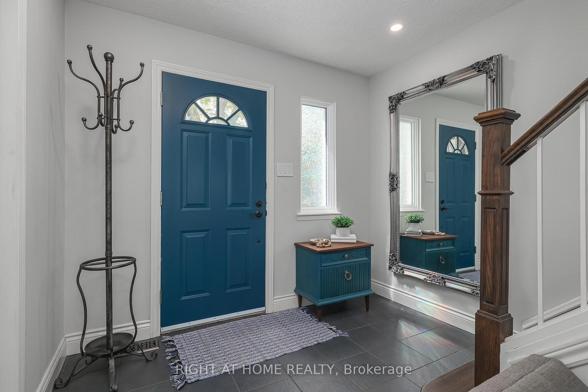 Photo 2 of 48 Porterfield Crescent, Markham, Aileen-Willowbrook — HOMEH