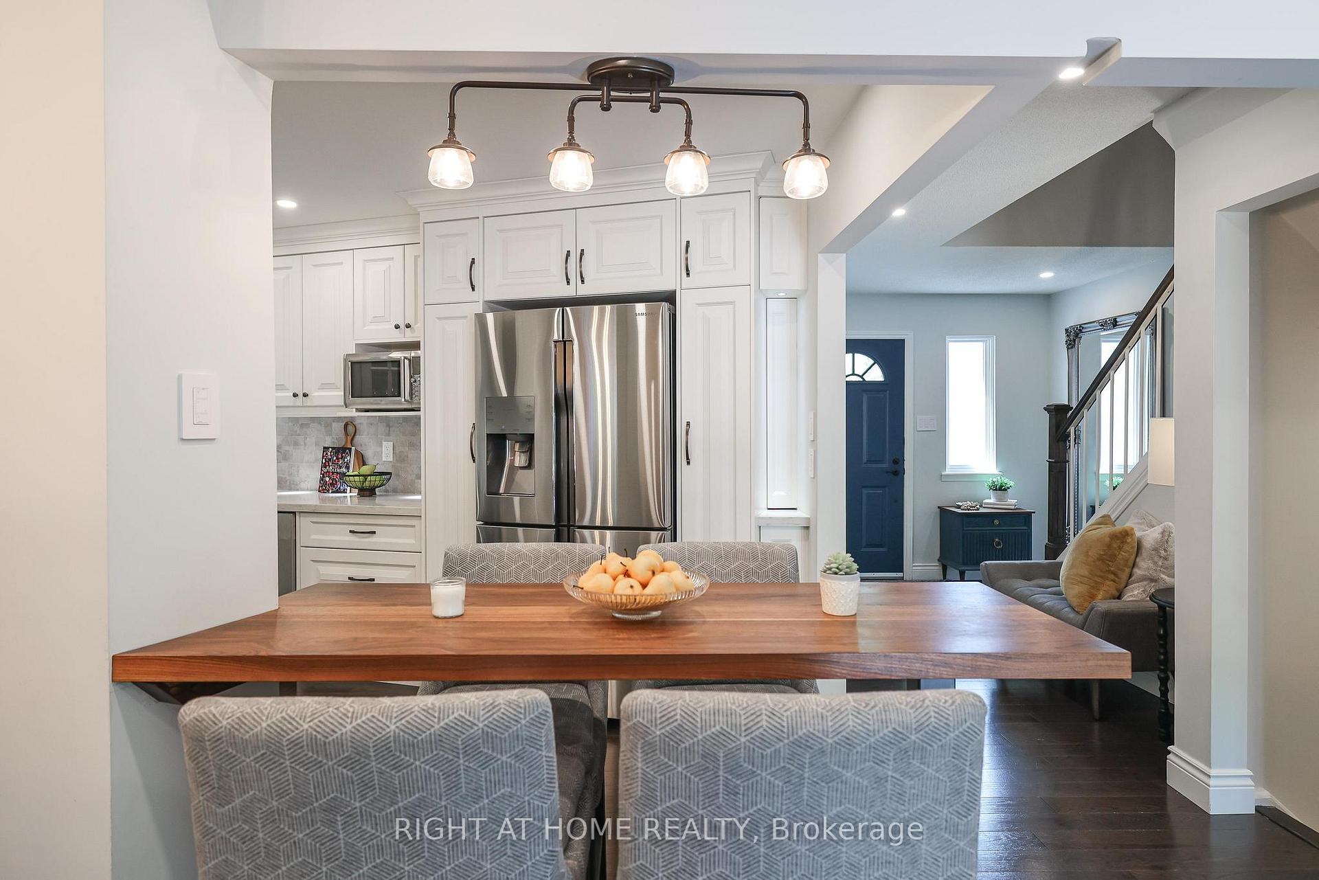 Photo 12 of 48 Porterfield Crescent, Markham, Aileen-Willowbrook — HOMEH