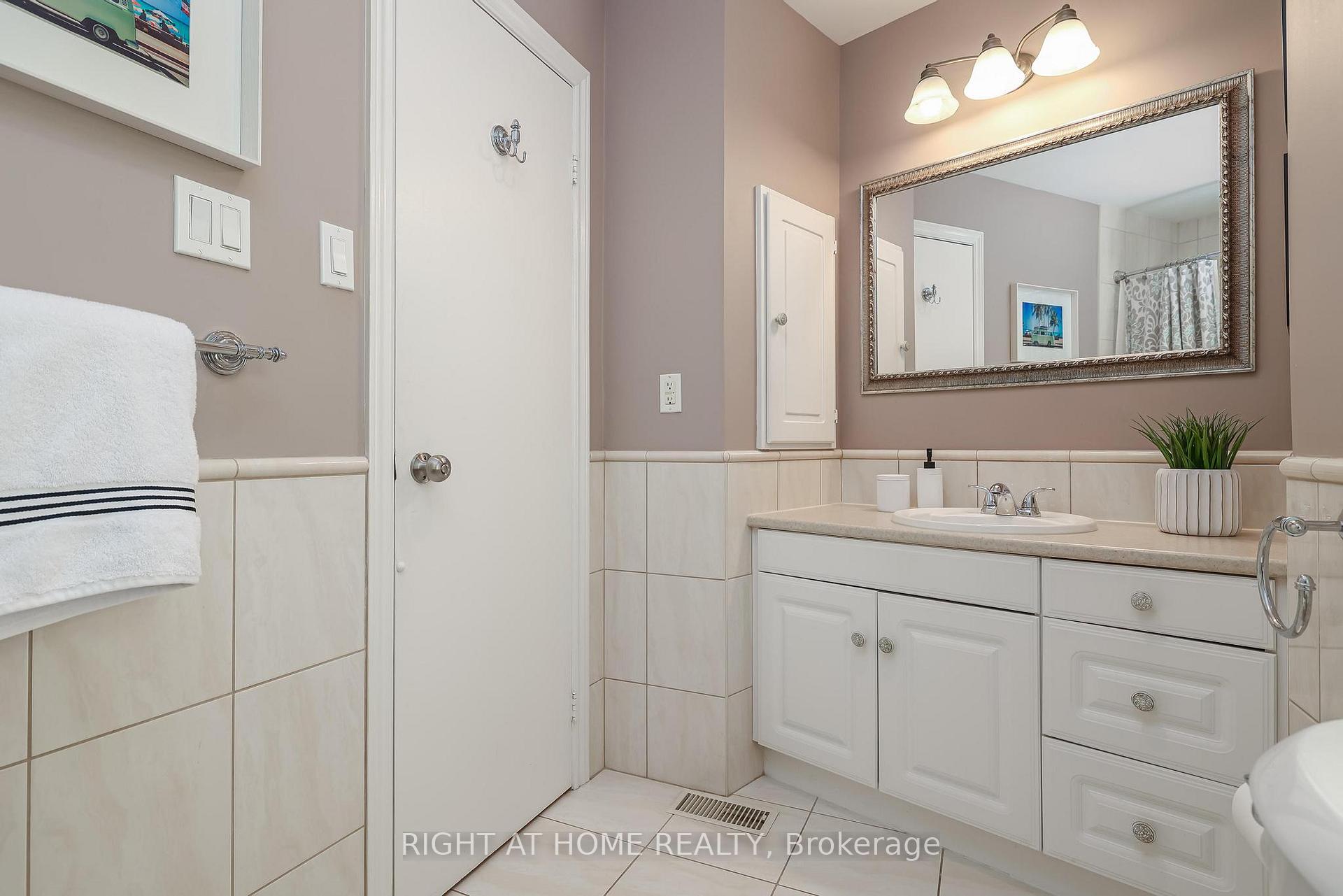 Photo 23 of 48 Porterfield Crescent, Markham, Aileen-Willowbrook — HOMEH