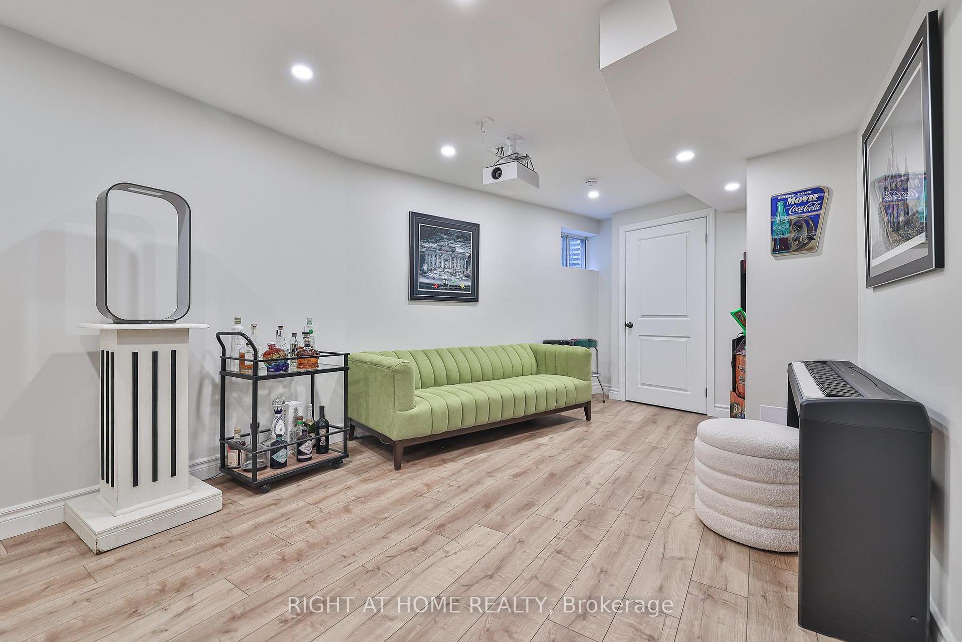 Photo 32 of 48 Porterfield Crescent, Markham, Aileen-Willowbrook — HOMEH