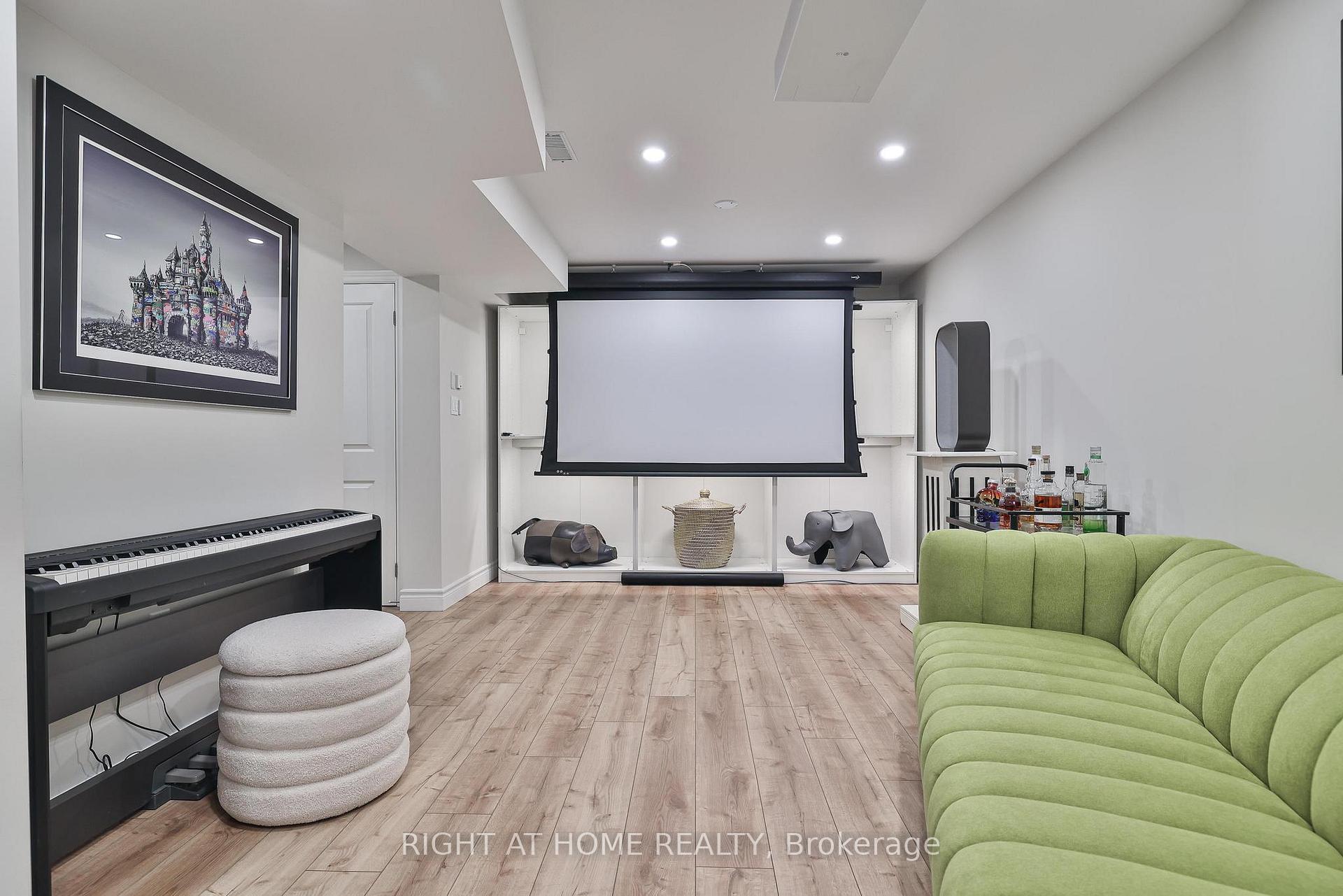 Photo 34 of 48 Porterfield Crescent, Markham, Aileen-Willowbrook — HOMEH