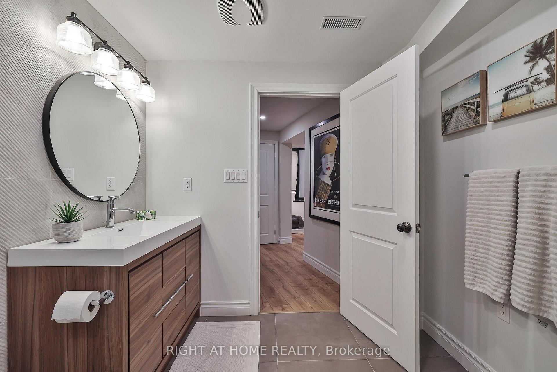 Photo 38 of 48 Porterfield Crescent, Markham, Aileen-Willowbrook — HOMEH
