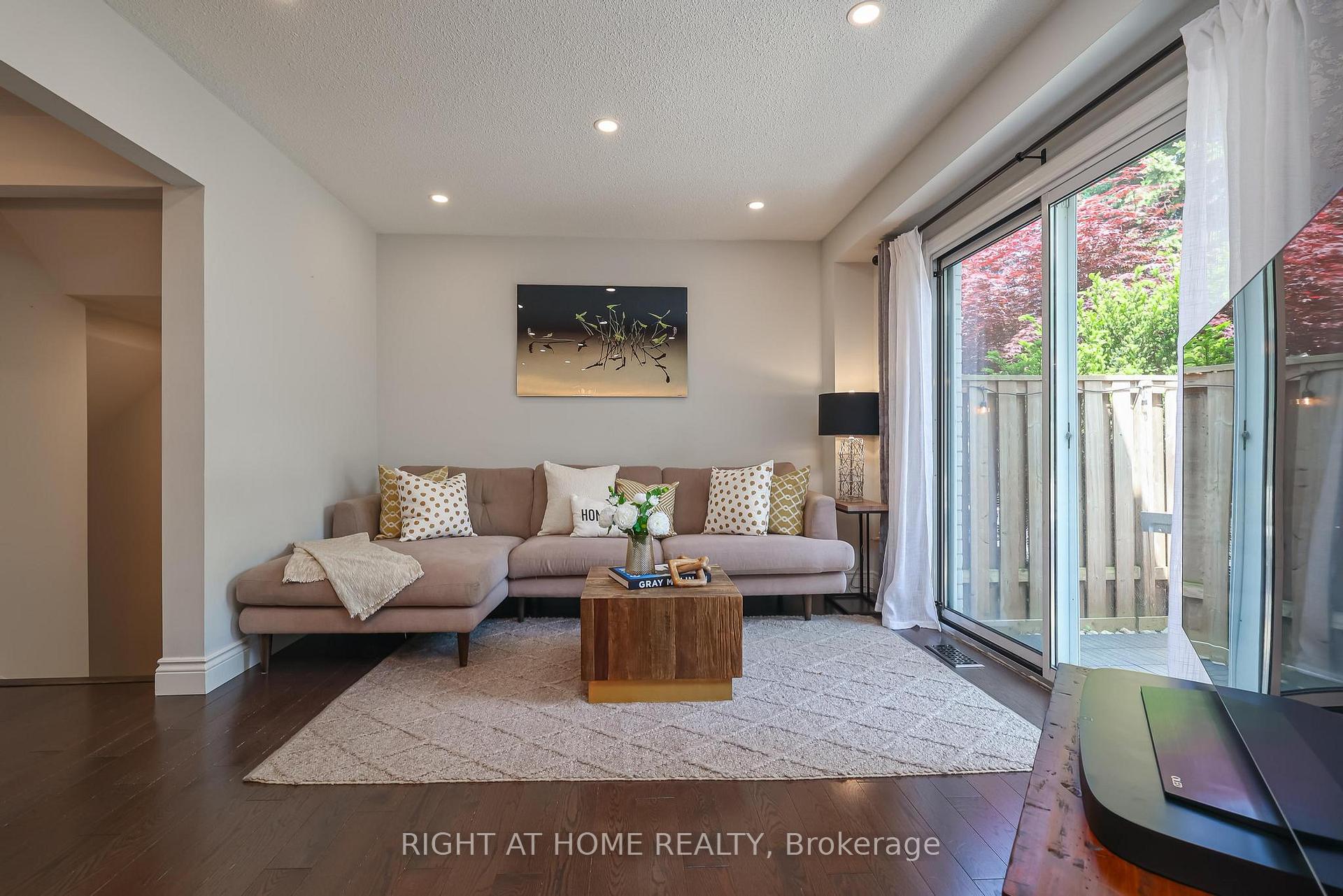 Photo 39 of 48 Porterfield Crescent, Markham, Aileen-Willowbrook — HOMEH
