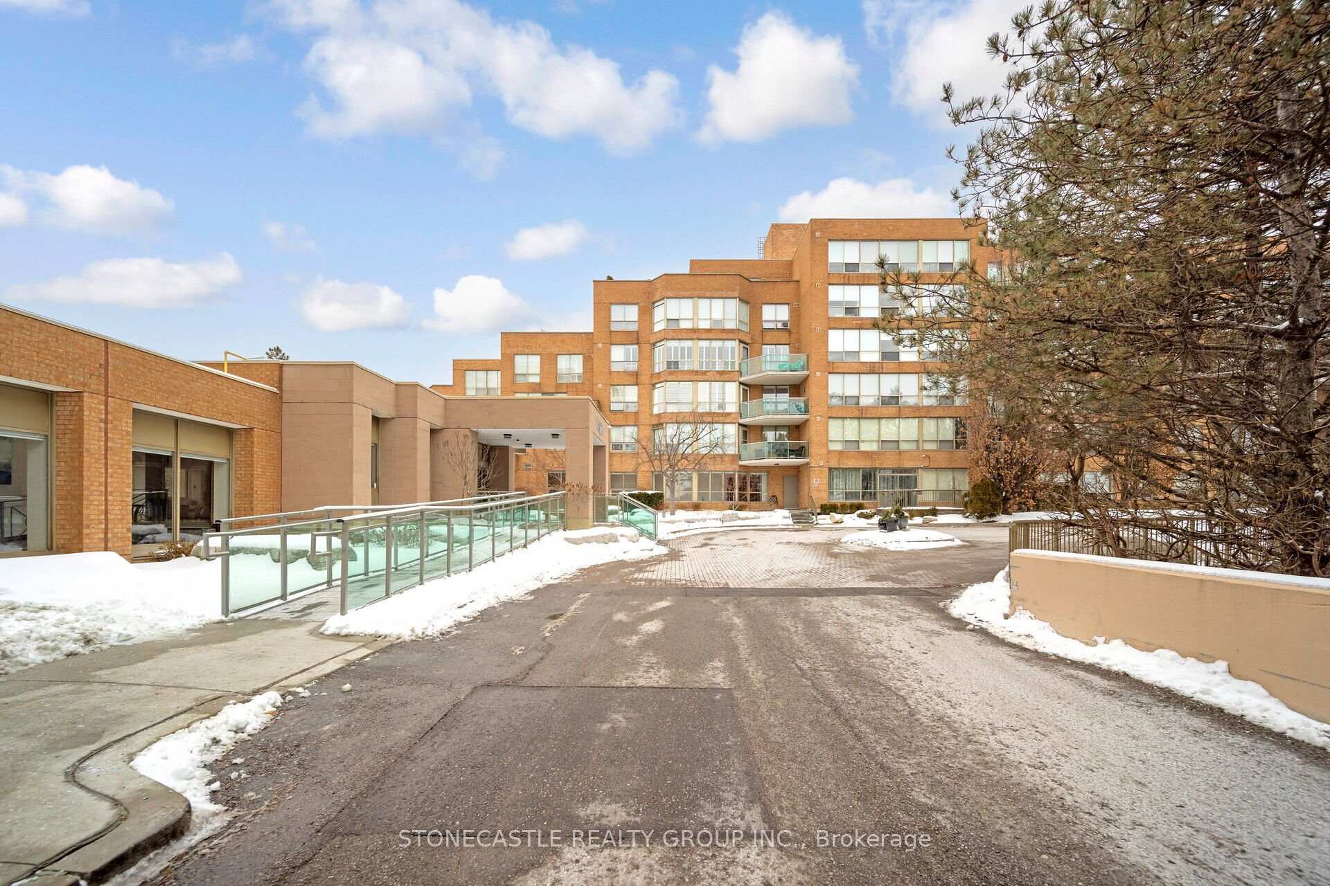 Photo 1 of Unit 218, 14924 Yonge Street, Aurora, Aurora Highlands — HOMEH