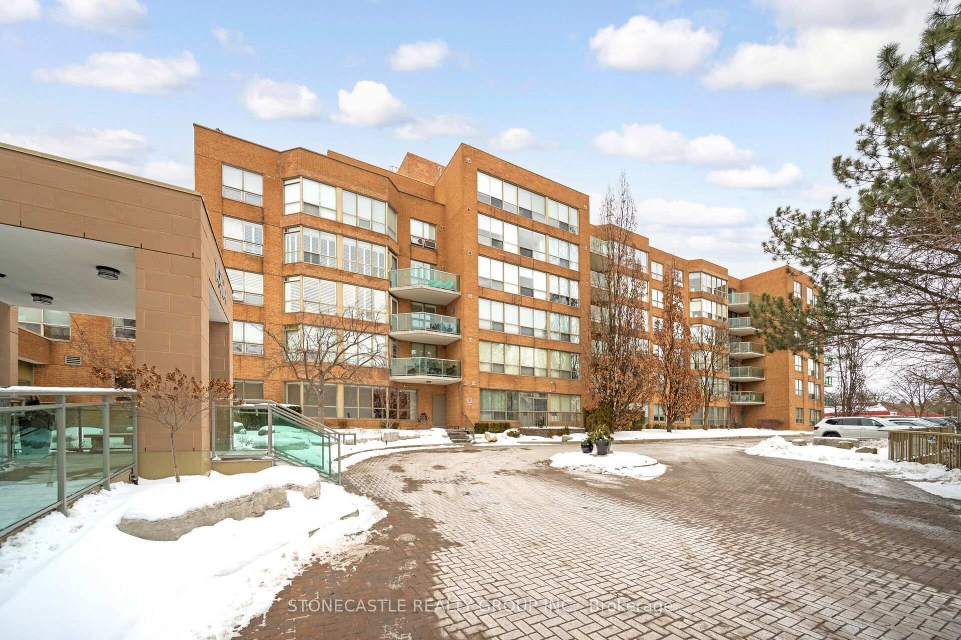 Photo 3 of Unit 218, 14924 Yonge Street, Aurora, Aurora Highlands — HOMEH