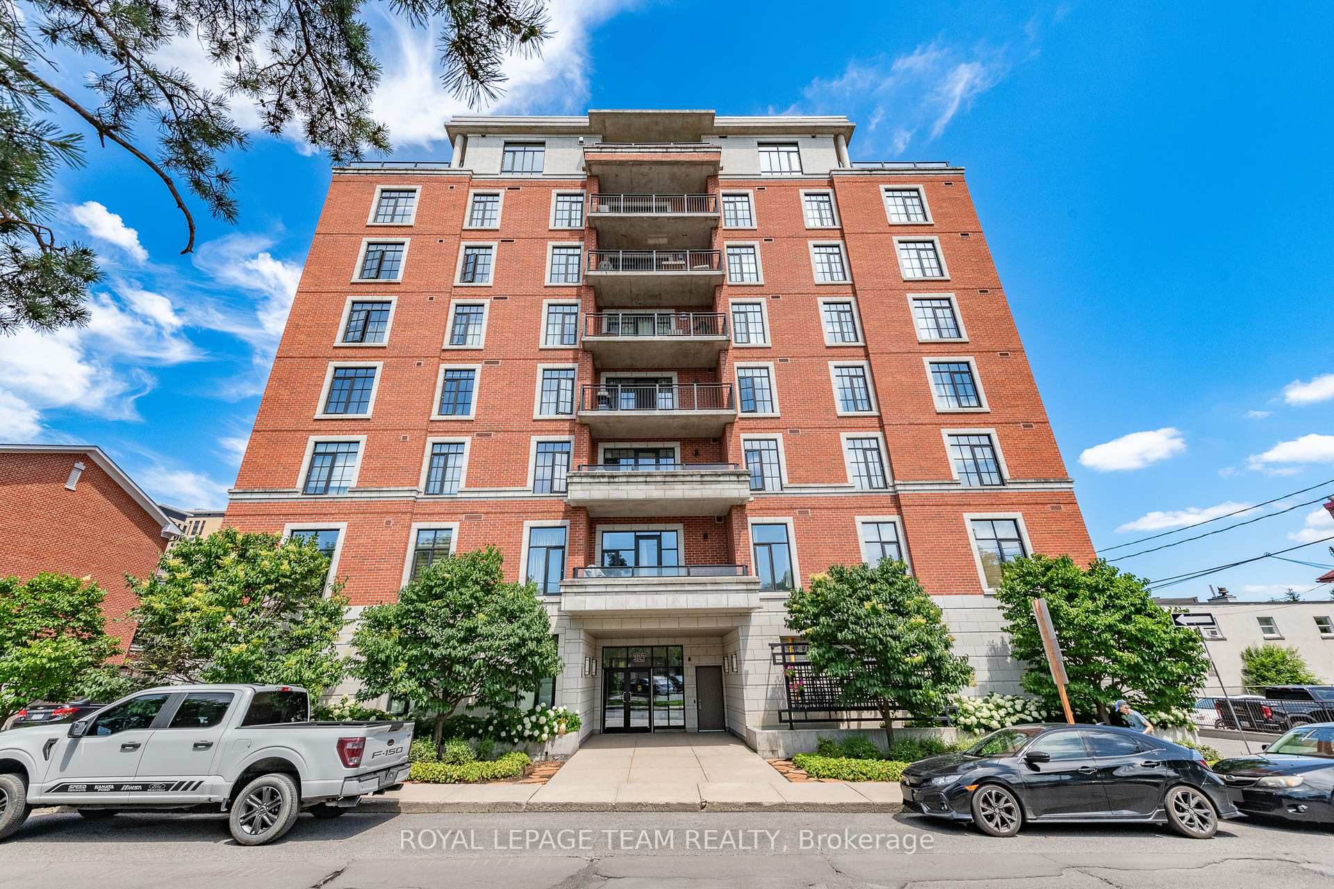 Front of Unit 210, 327 Breezehill Avenue S
