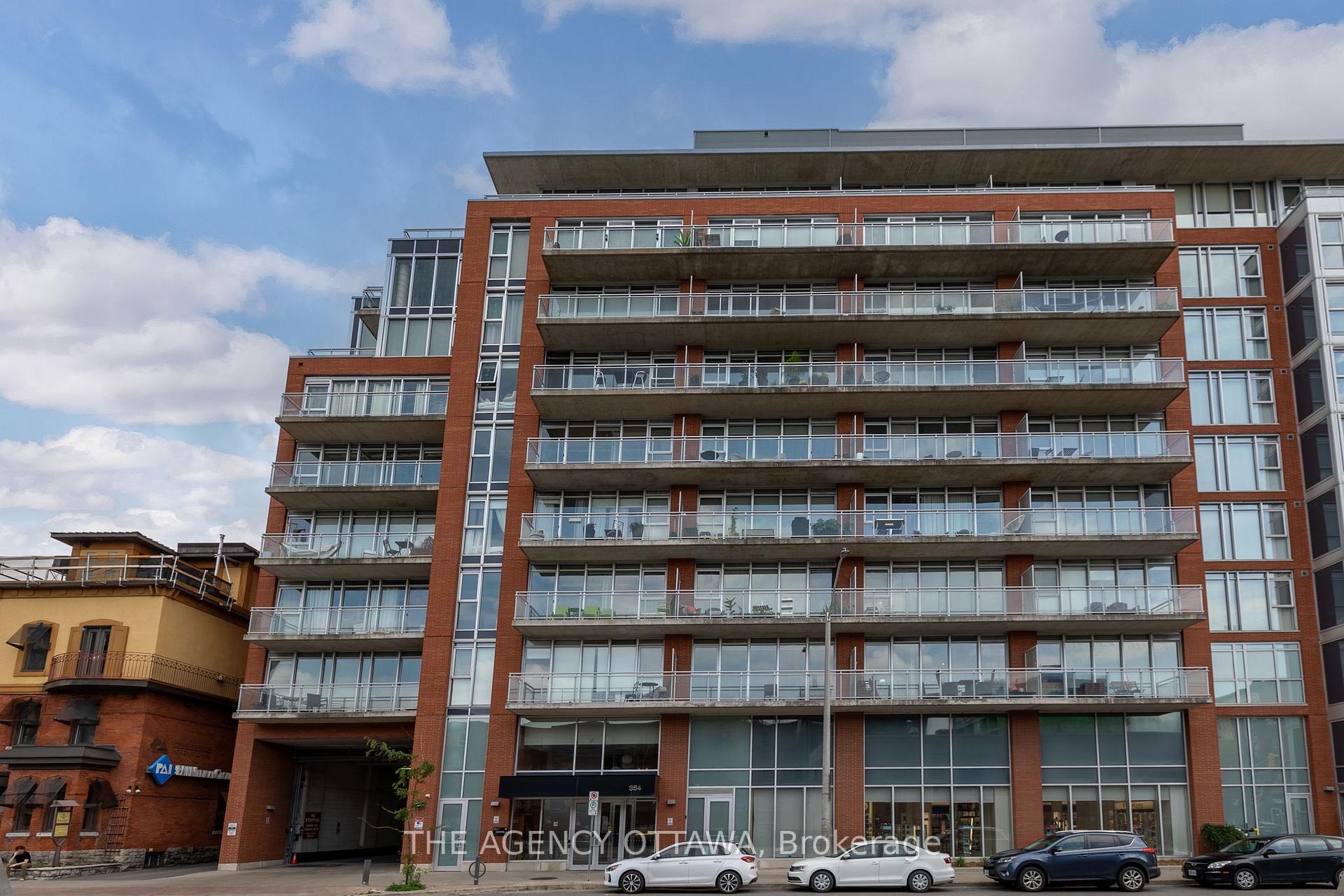 Front of Unit 415, 354 Gladstone Avenue
