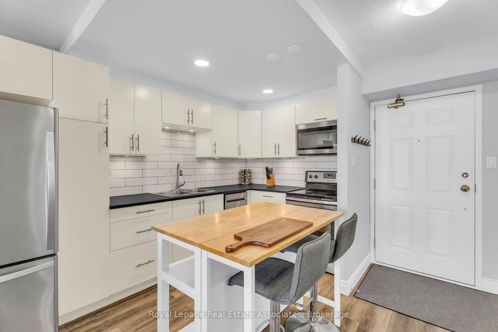 Photo 4 of Unit 905, 20 Mcfarlane Drive, Halton Hills, Georgetown — HOMEH