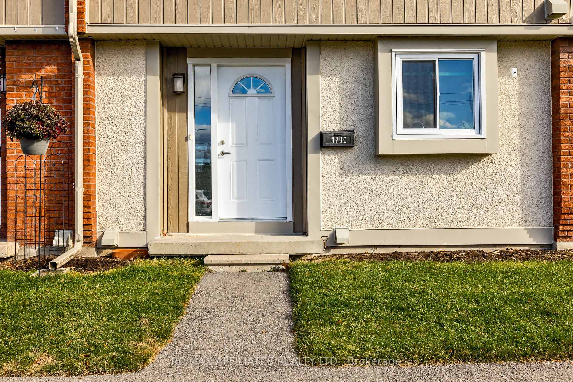 Photo 2 of Unit C, 479 Moodie Drive, Ottawa, Arbeatha Park — HOMEH